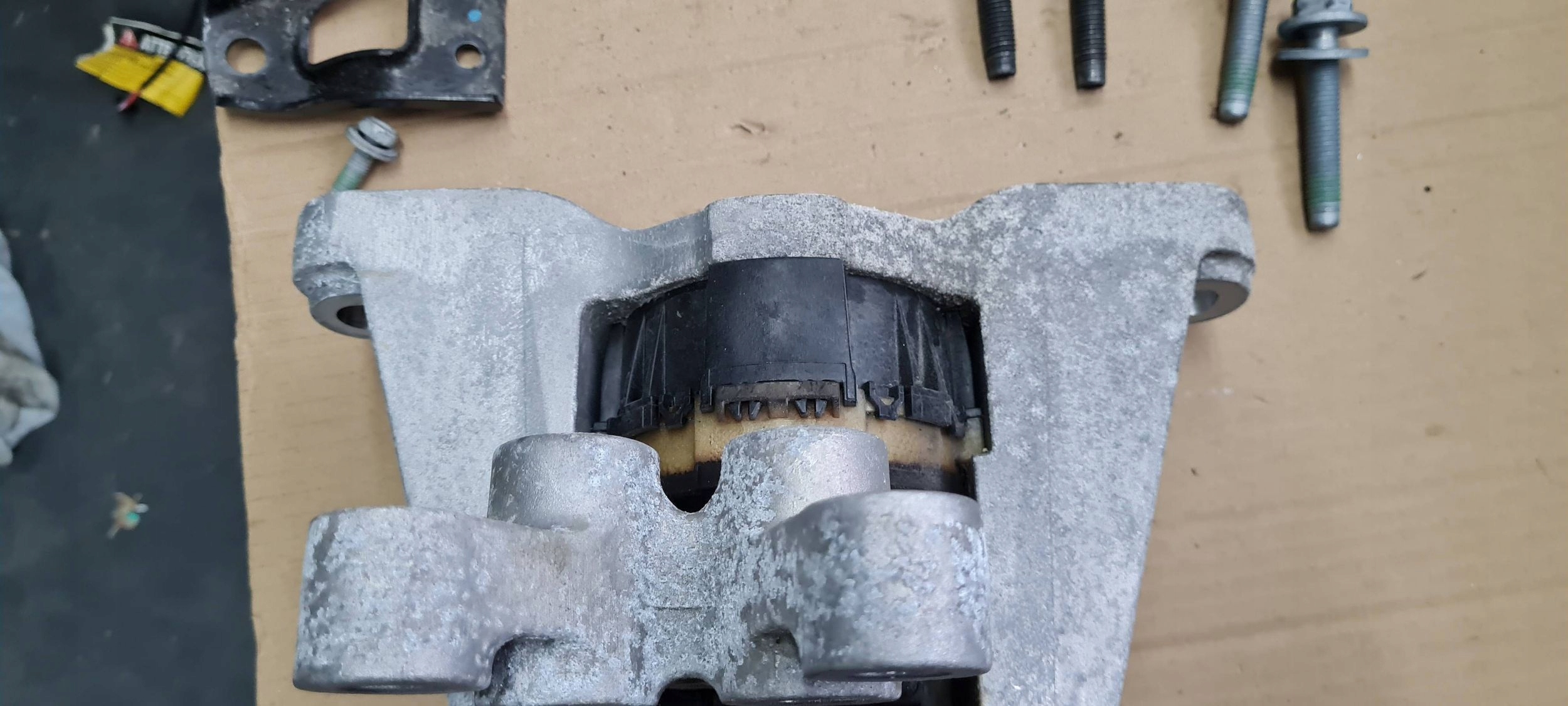 Chrysler Pacifica 2022 holder bracket engine mount 3.6 V6 P68237965AF