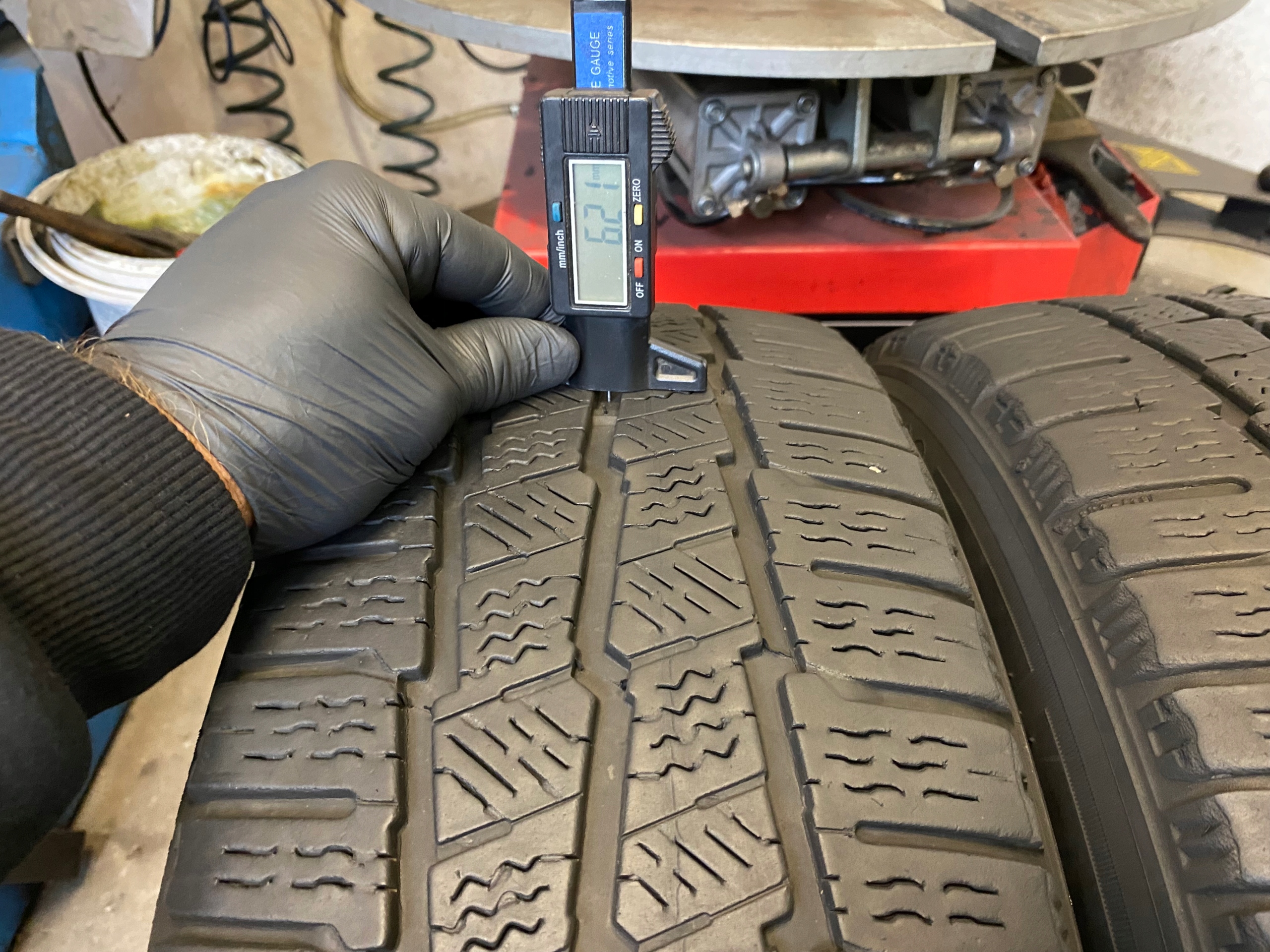 2 tyres winter 215/60R17C Michelin AGILIS ALPIN 6,5mm