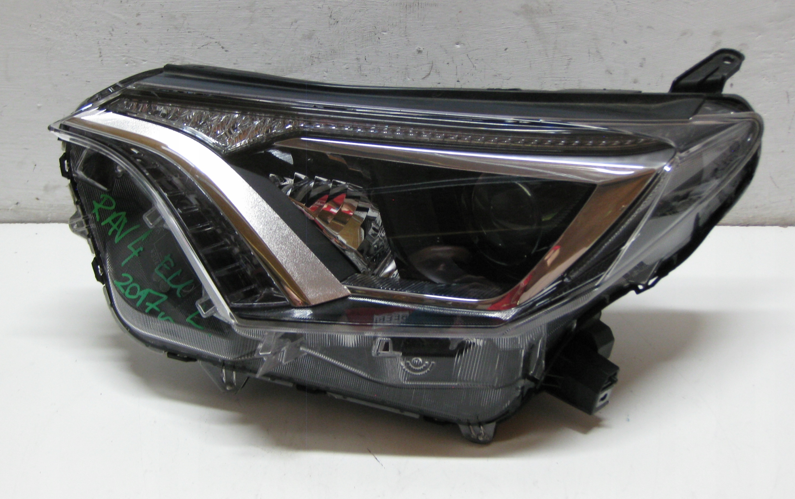 TOYOTA RAV 4 17R light left front EU