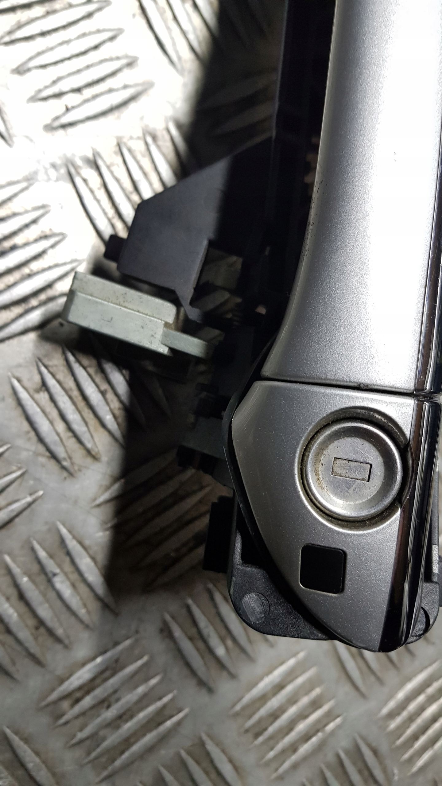 MERCEDES W220 handle left front lock cylinder exterior