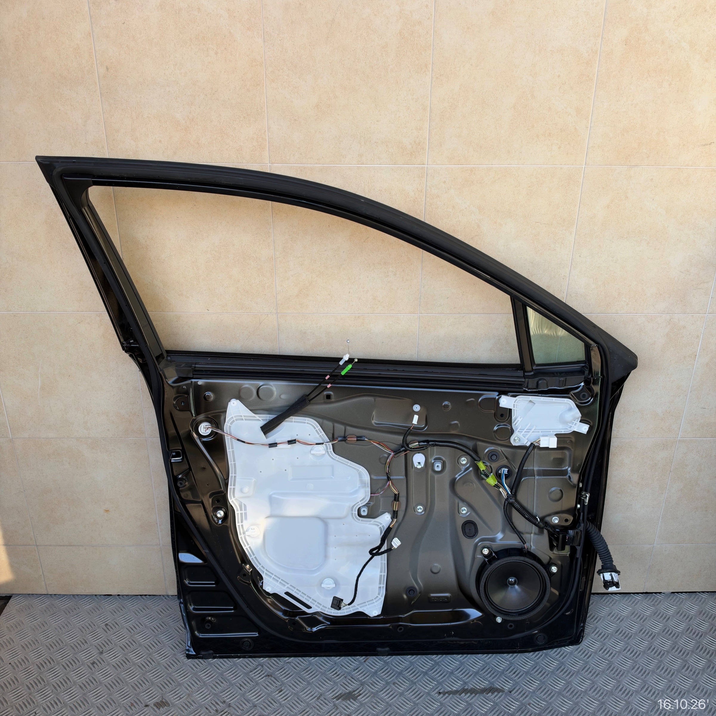 door complete front left TOYOTA COROLLA CROSS 2025 year