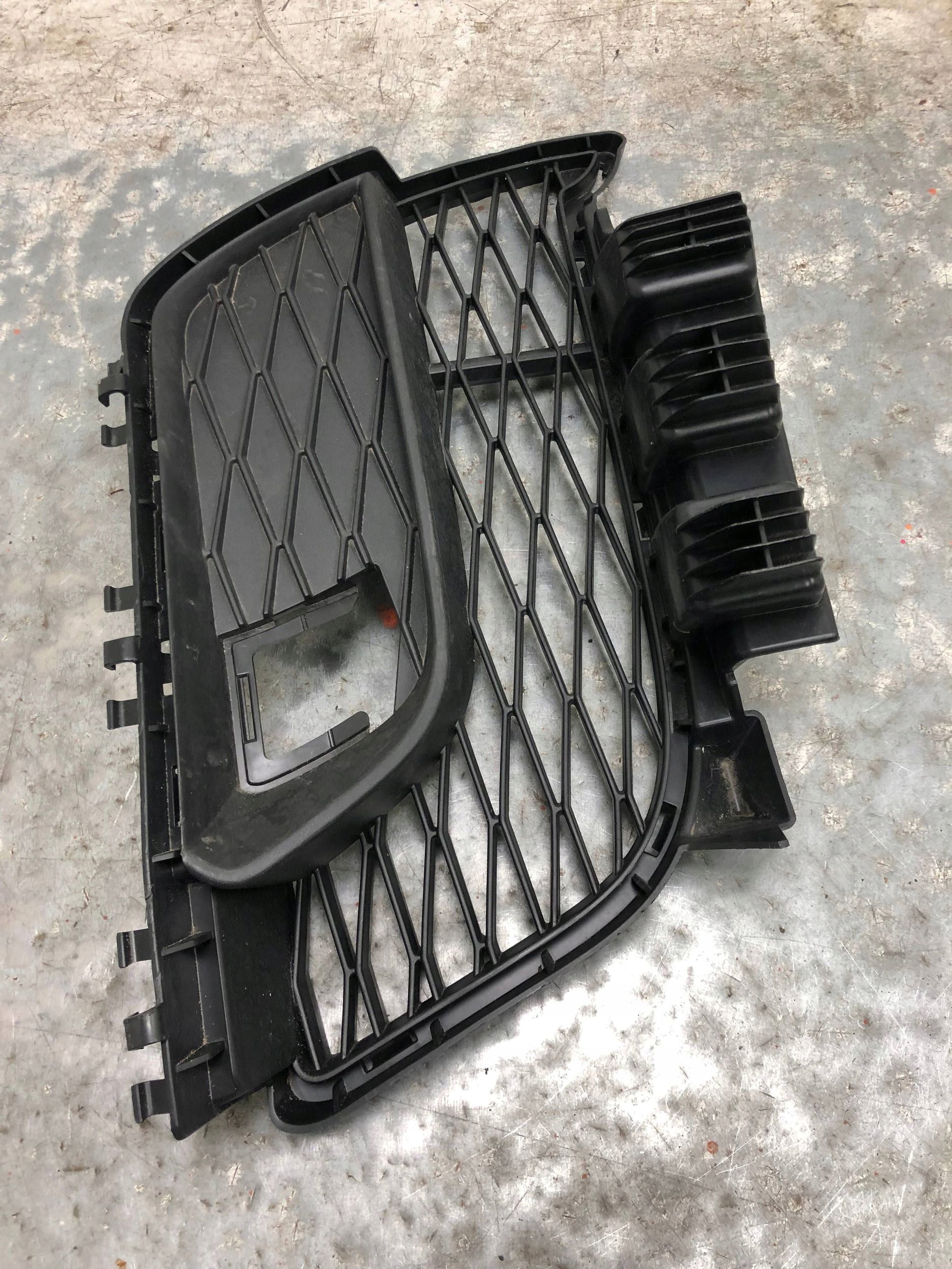 grid of a bumper left front TOYOTA SUPRA MK5 A90 8811317