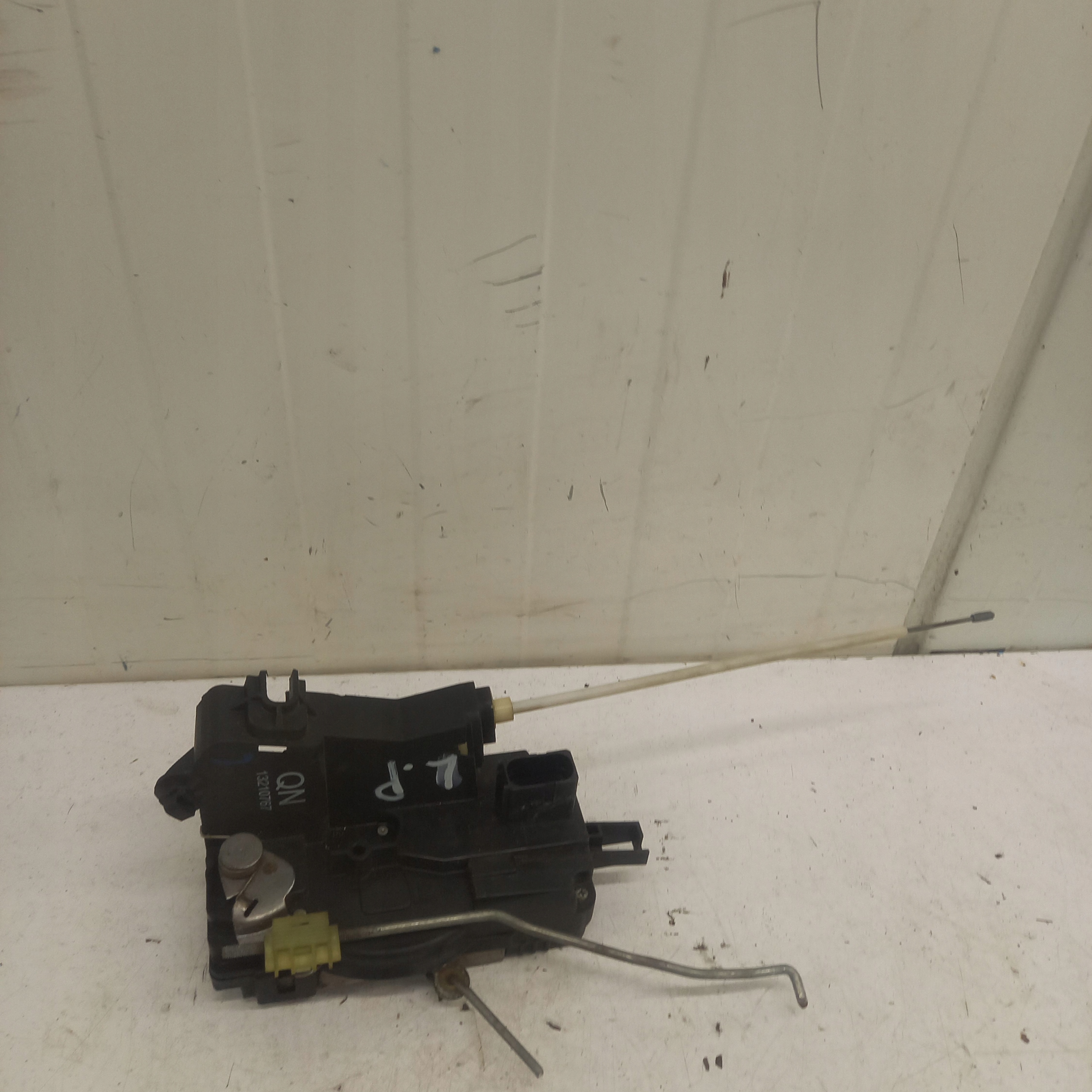lock door left front OPEL VECTRA C 5 PIN 13210767