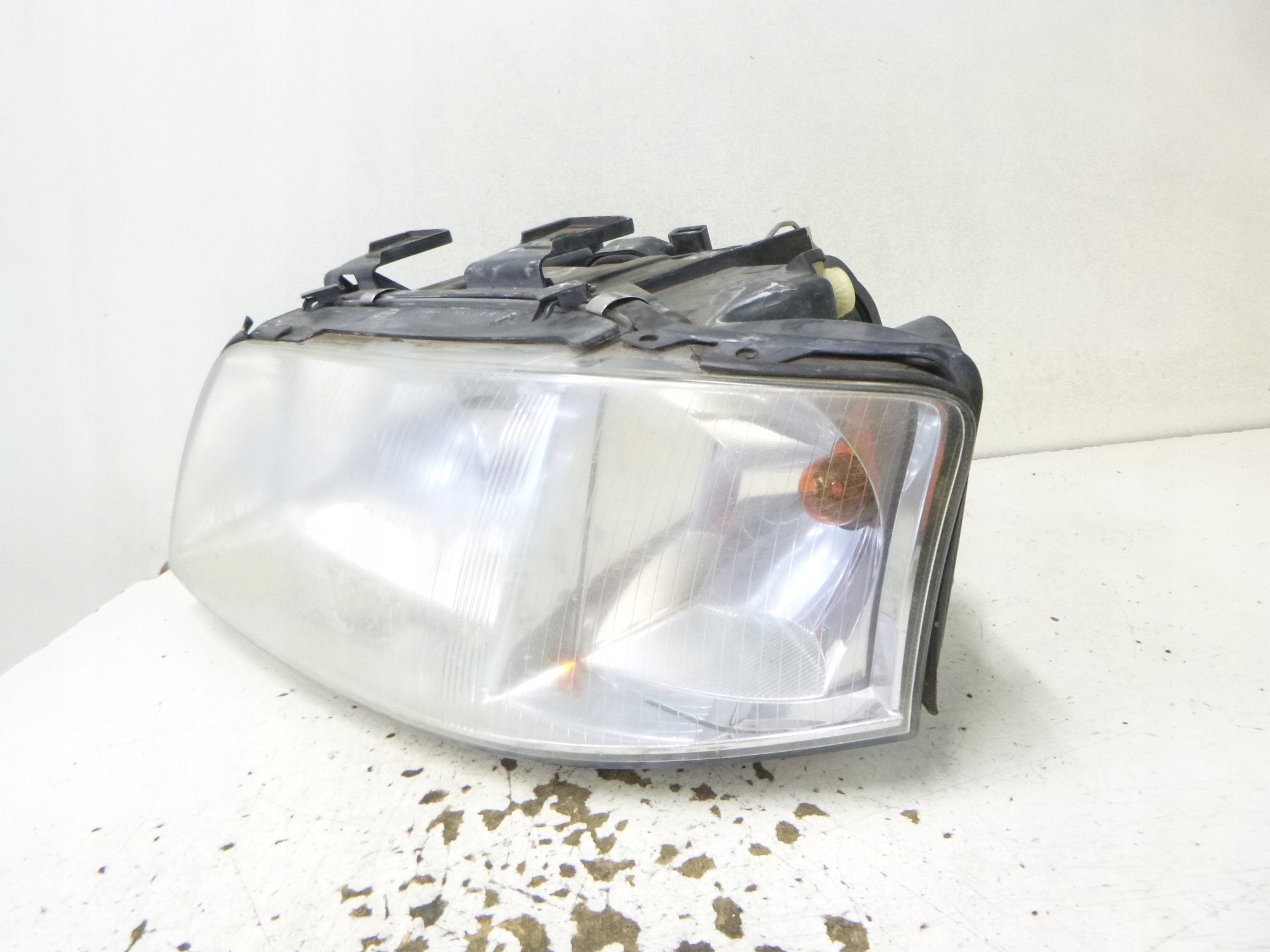 light front left Audi A6 C5 lens HELLA 2002r.