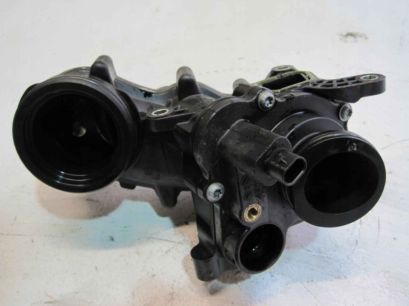 thermostat housing AUDI Q7 4M0 3,0TDI 059121111DK