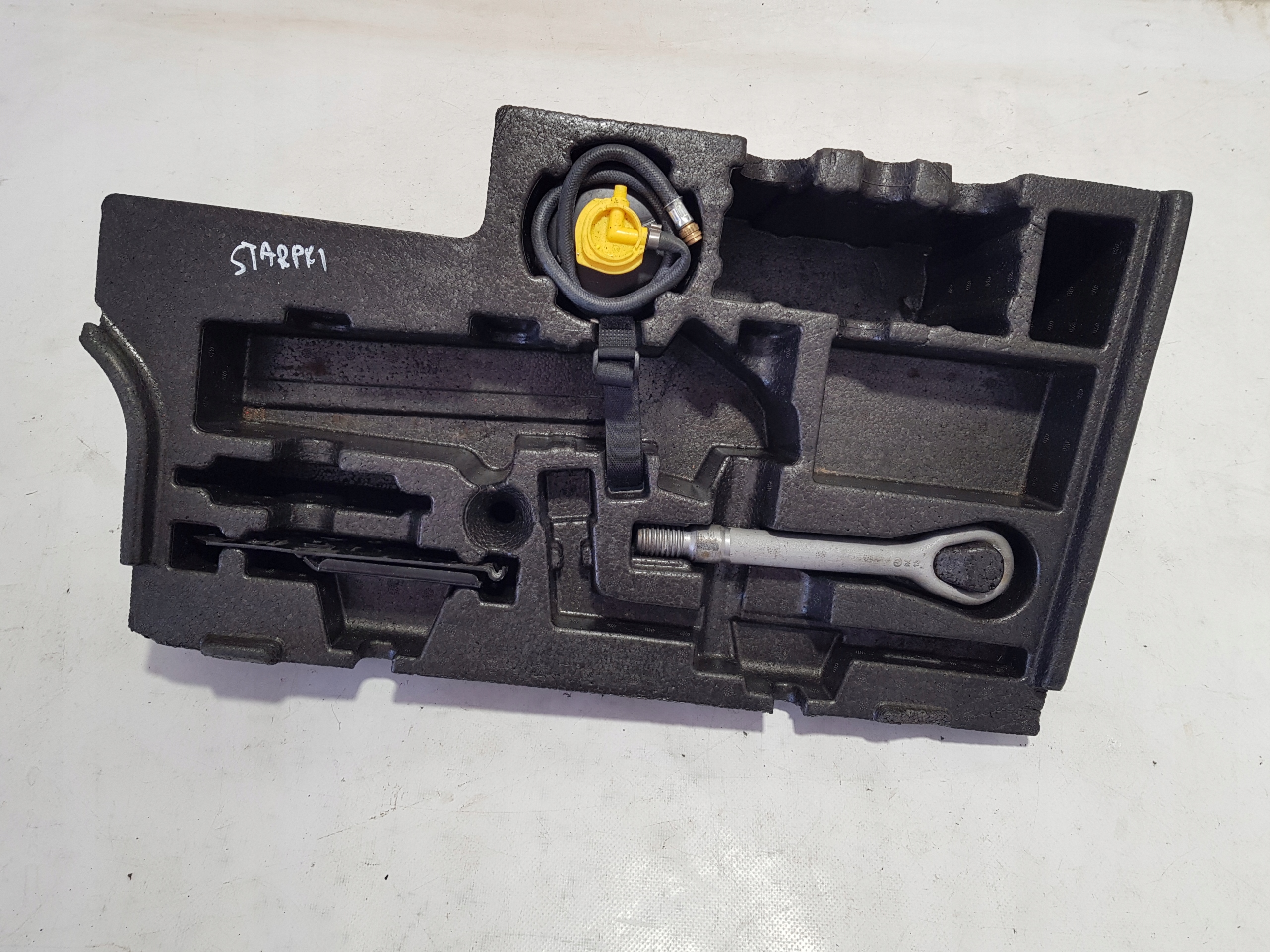 boot floor well polystirene PIANKA MERCEDES W212
