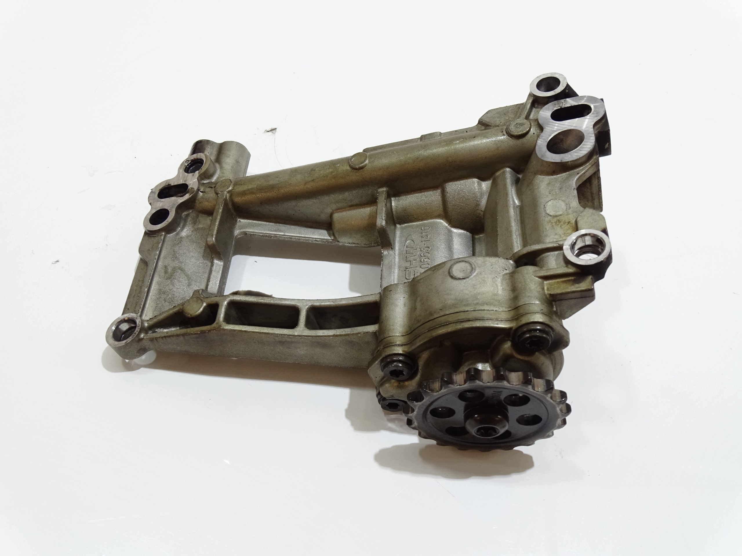 oil pump BMW E60 3.0 D OE 7799945