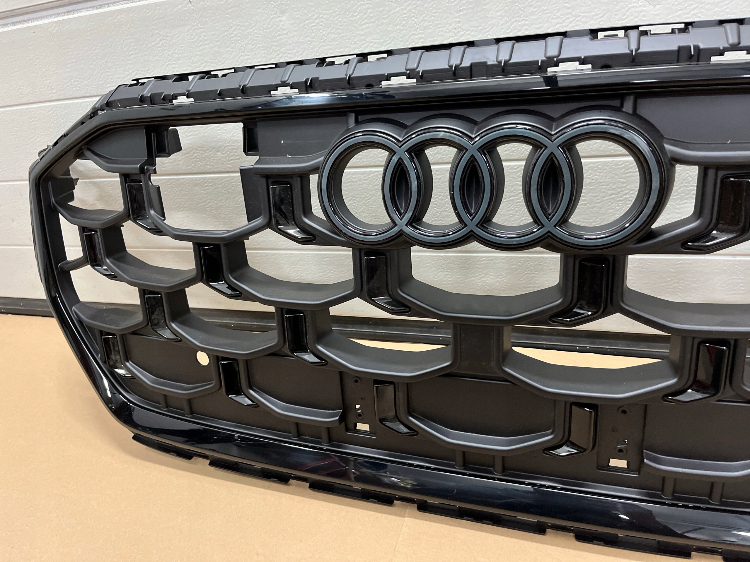 GRILL AUDI Q8 4M8 LIFT 2024 4M8853651 ATRAPA ZDERZAKA AUDI Q8 LIFT Numer katalogowy części GRILL AUDI Q8 4M8 LIFT 2024 4M8853651 ATRAPA ZDERZAKA AUDI Q8 LIFT