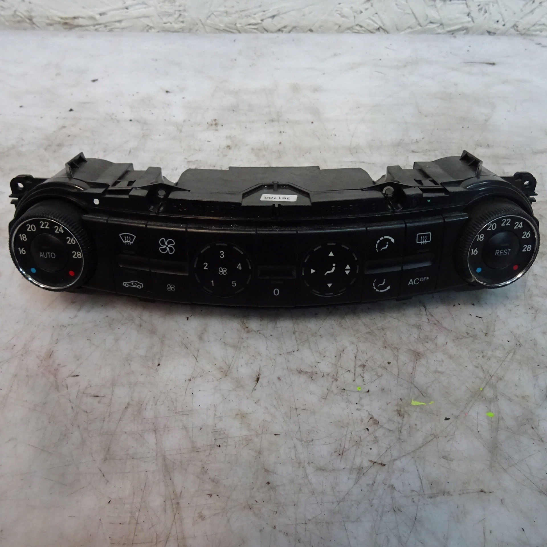 MERCEDES E W211 PANEL Bouches buses 2118300385