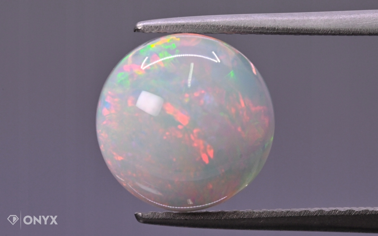 Opál z Etiopie kabošon kulatý o průměru 10 mm