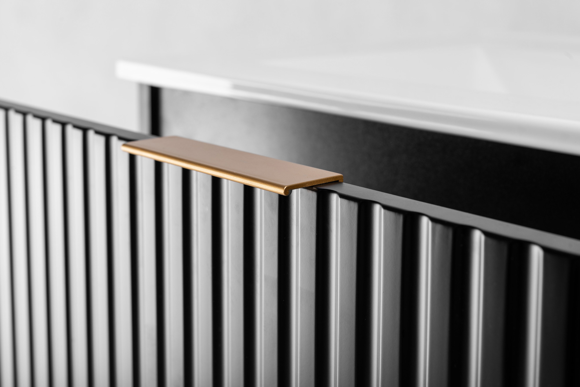 Szafka Łazienkowa pod Umywalkę 60 cm Czarna Modne RYFLOWANE fronty MDF Materiał płyta MDF