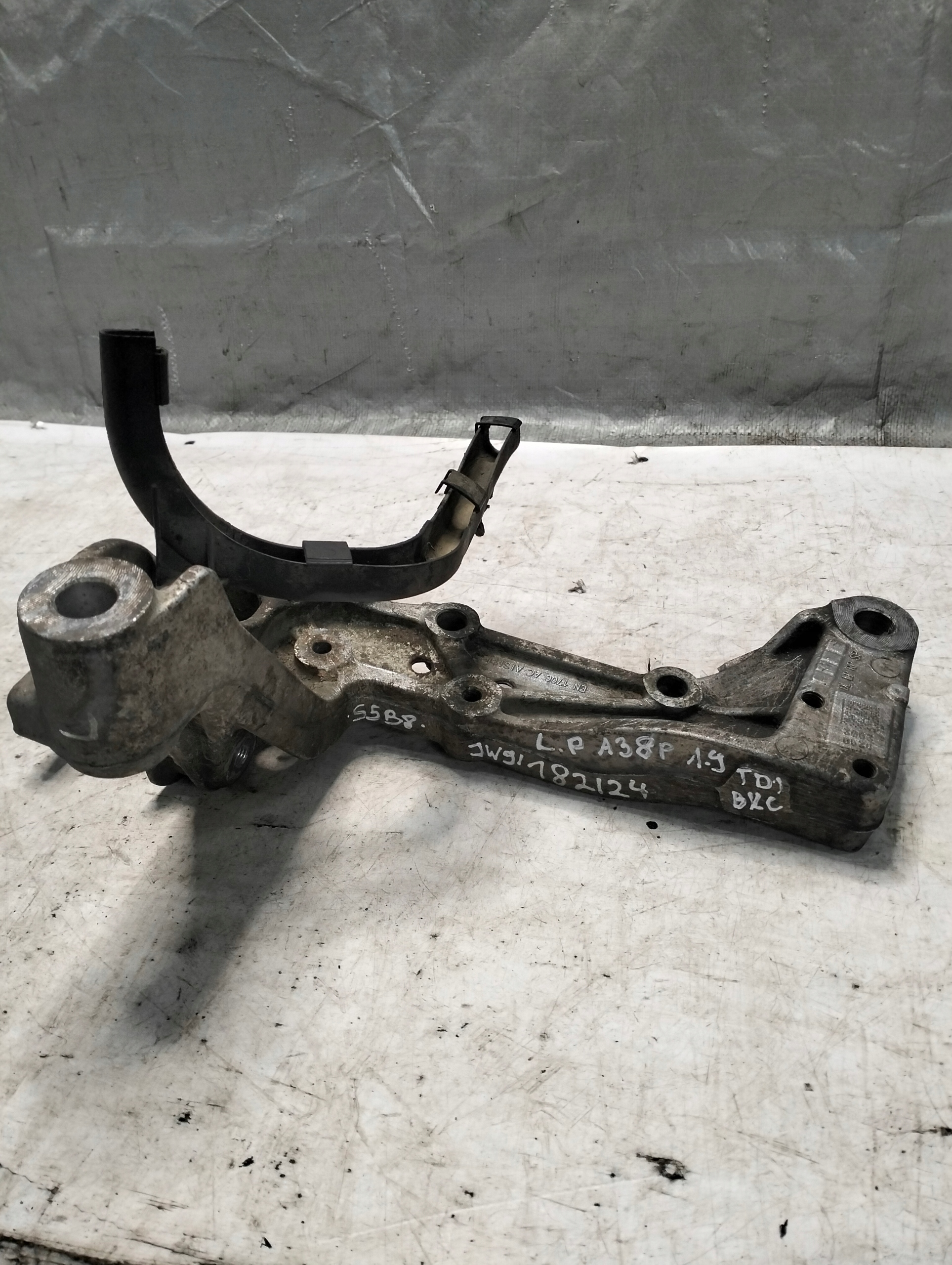 console arms left front AUDI A3 8P 1.9TDI 1K0199295F