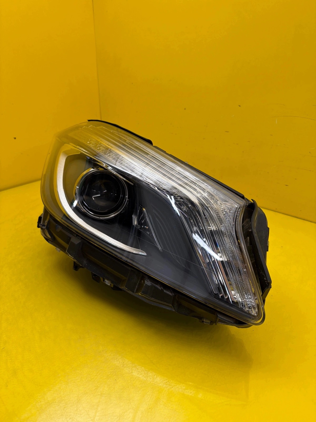 light right front Mercedes A-Klasa W176 Bi-Xenon positioning A1768203261