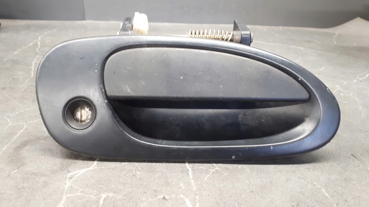 ручка двери правый перед mazda 323f