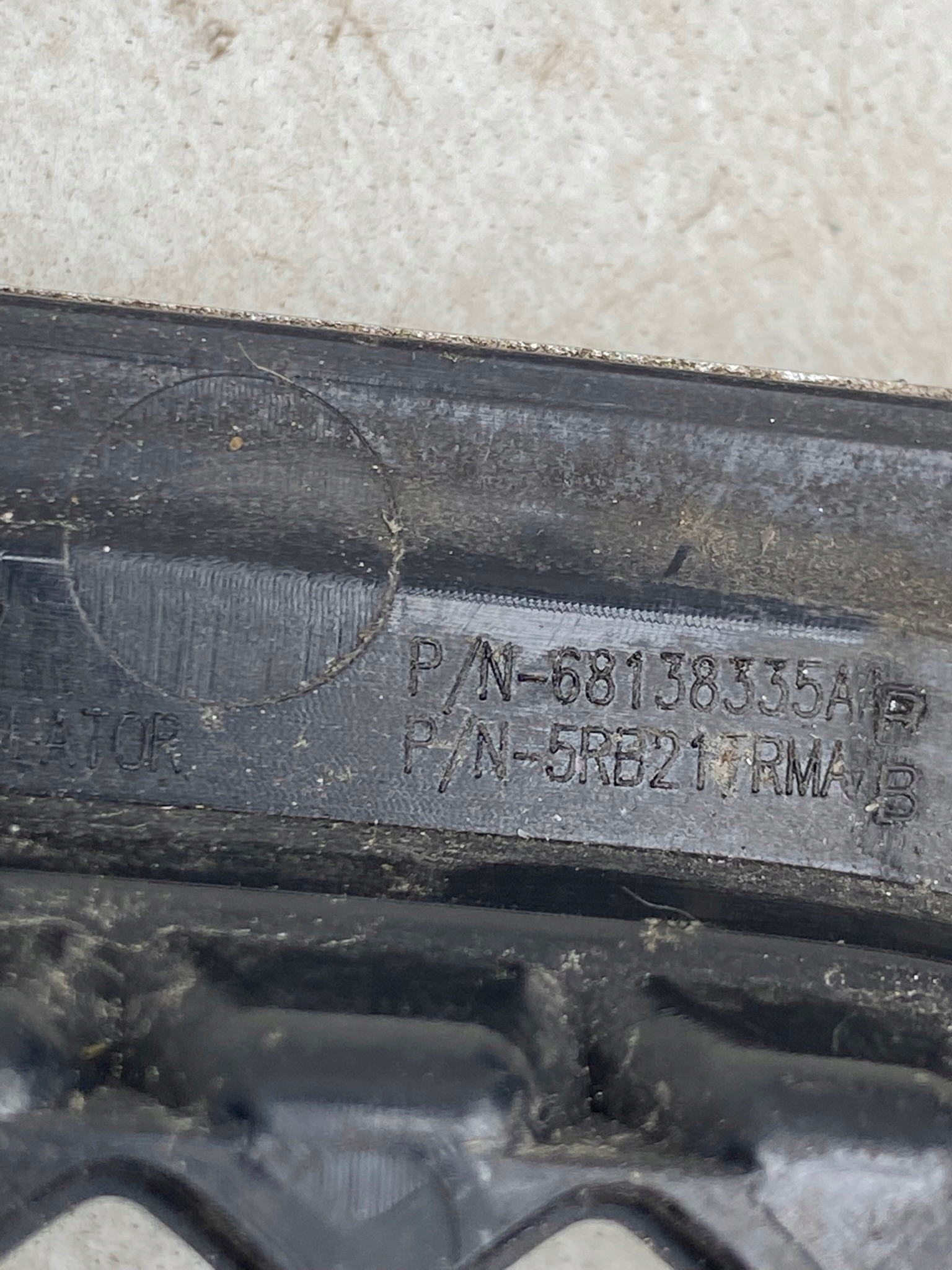 JEEP CHEROKEE KL 14- maska bubreg rešetka W MASKE