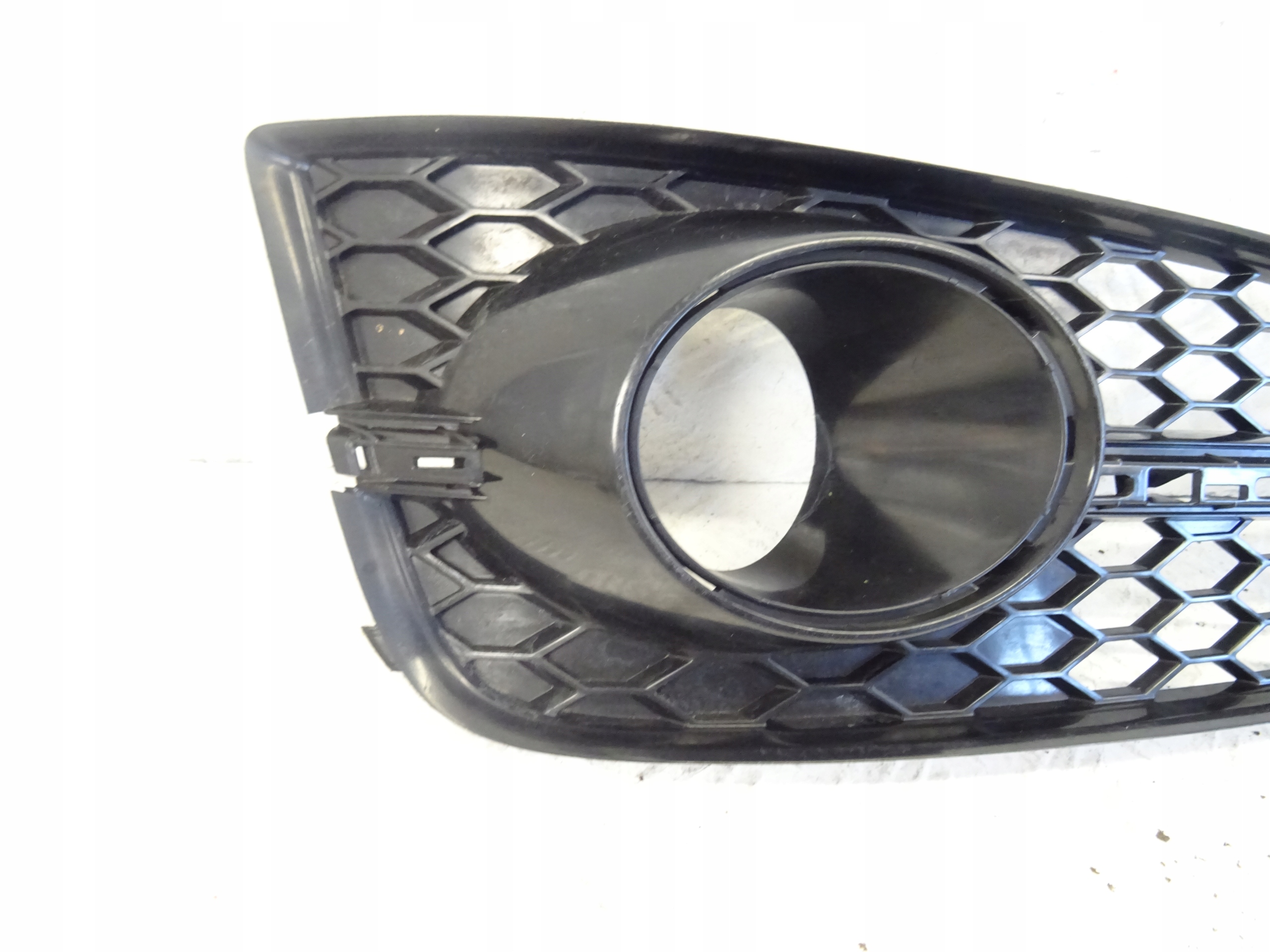 grid of a bumper front front right AUDI A8 D4 S8 4H0807680