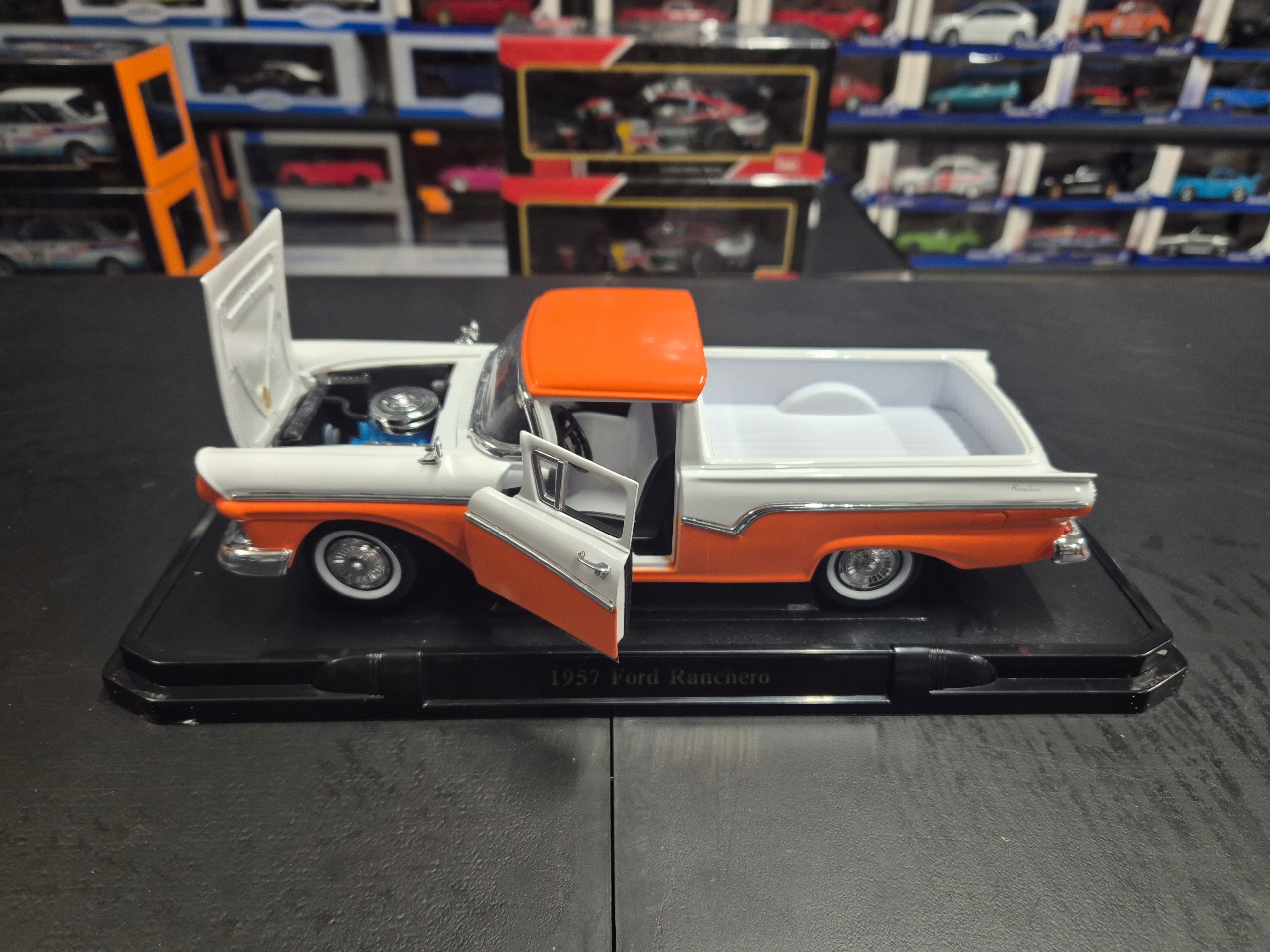 FORD RANCHERO 1957 1/18 ROAD SIGNATURE LCD 92208 Marka bez marki