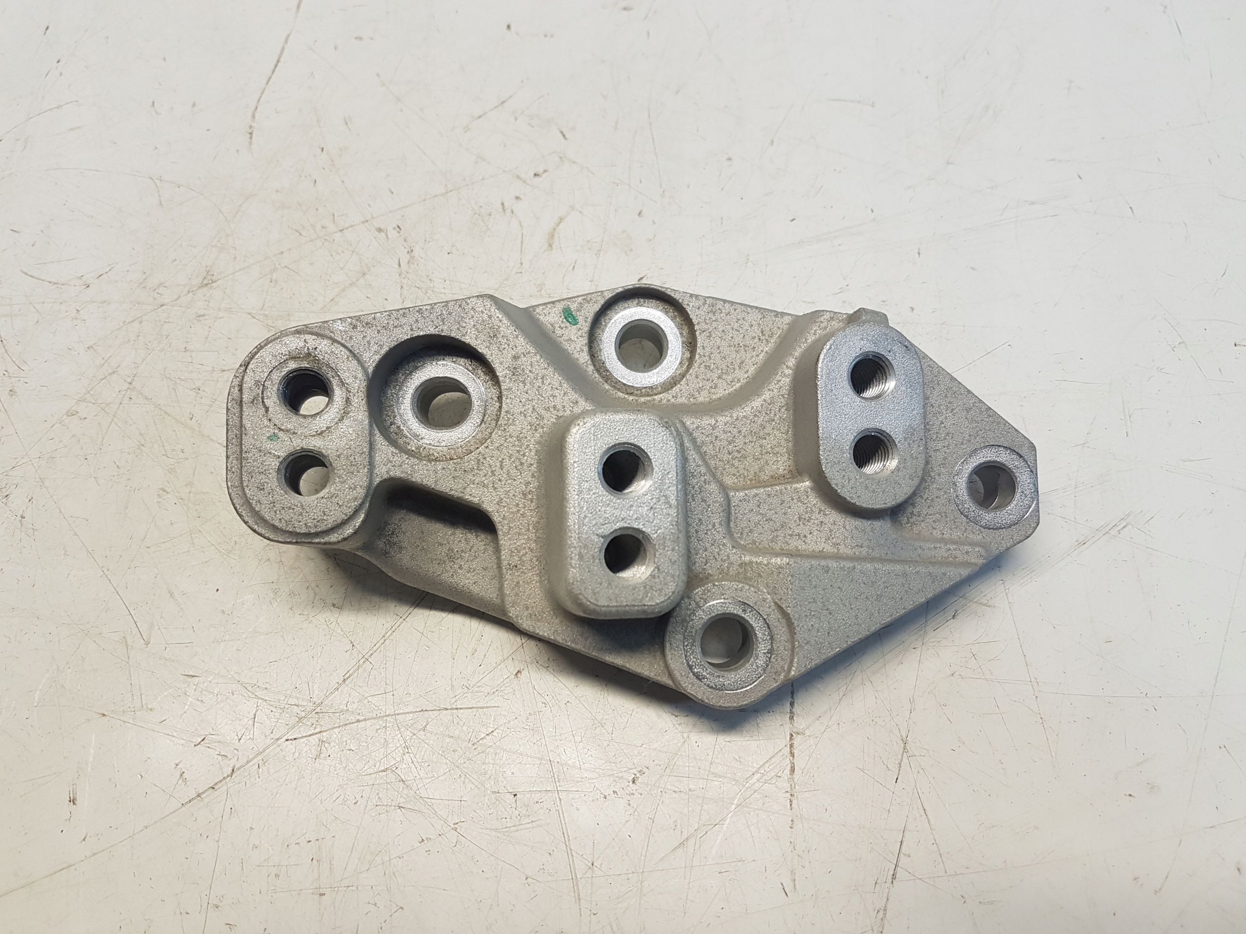 VOLVO XC40 T3 console gearbox mounting 32267690