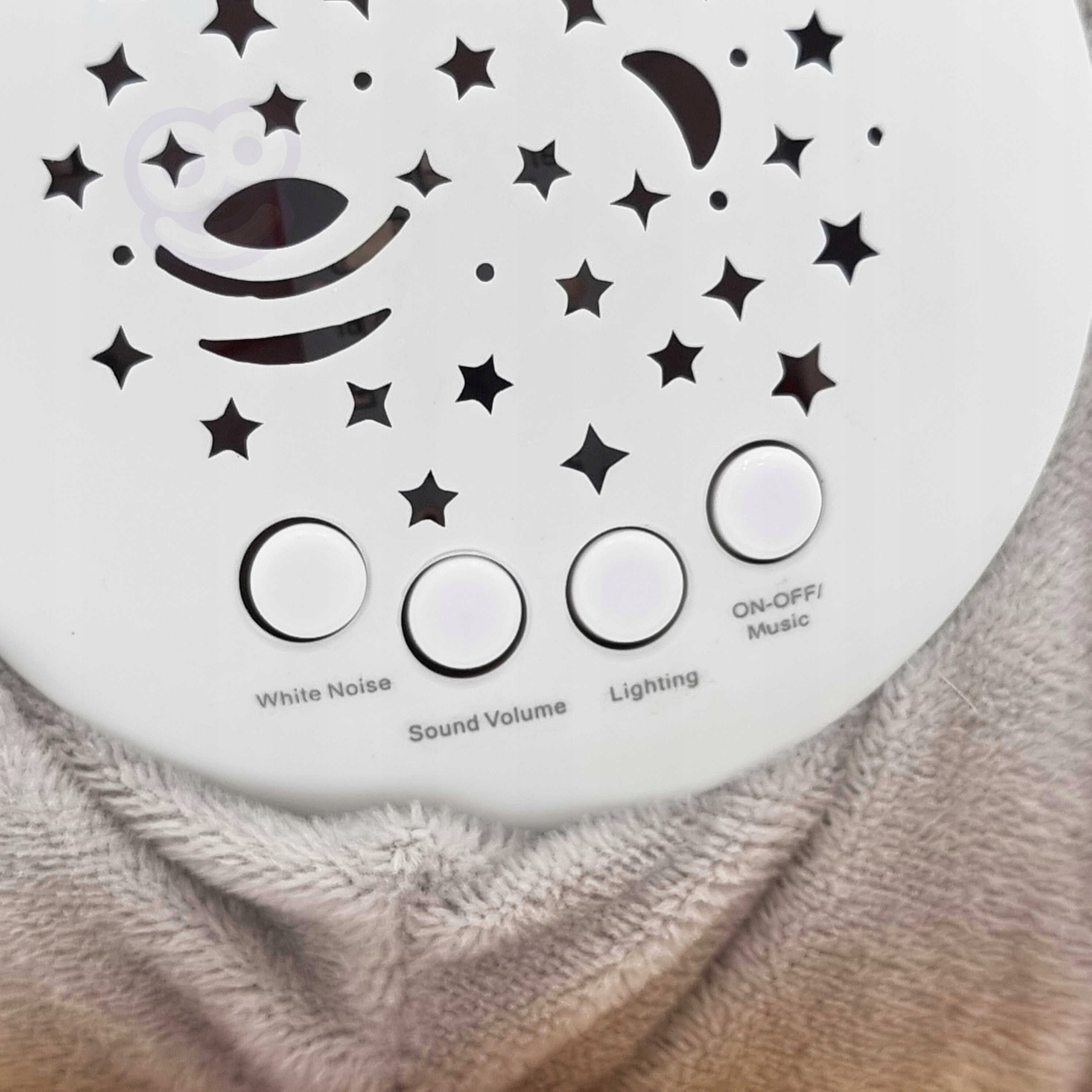 SOWA USYPIACZ PROJEKTOR PLUSZAK KOŁYSANKI WOOPIE Kolor dominujący odcienie szarości i srebra