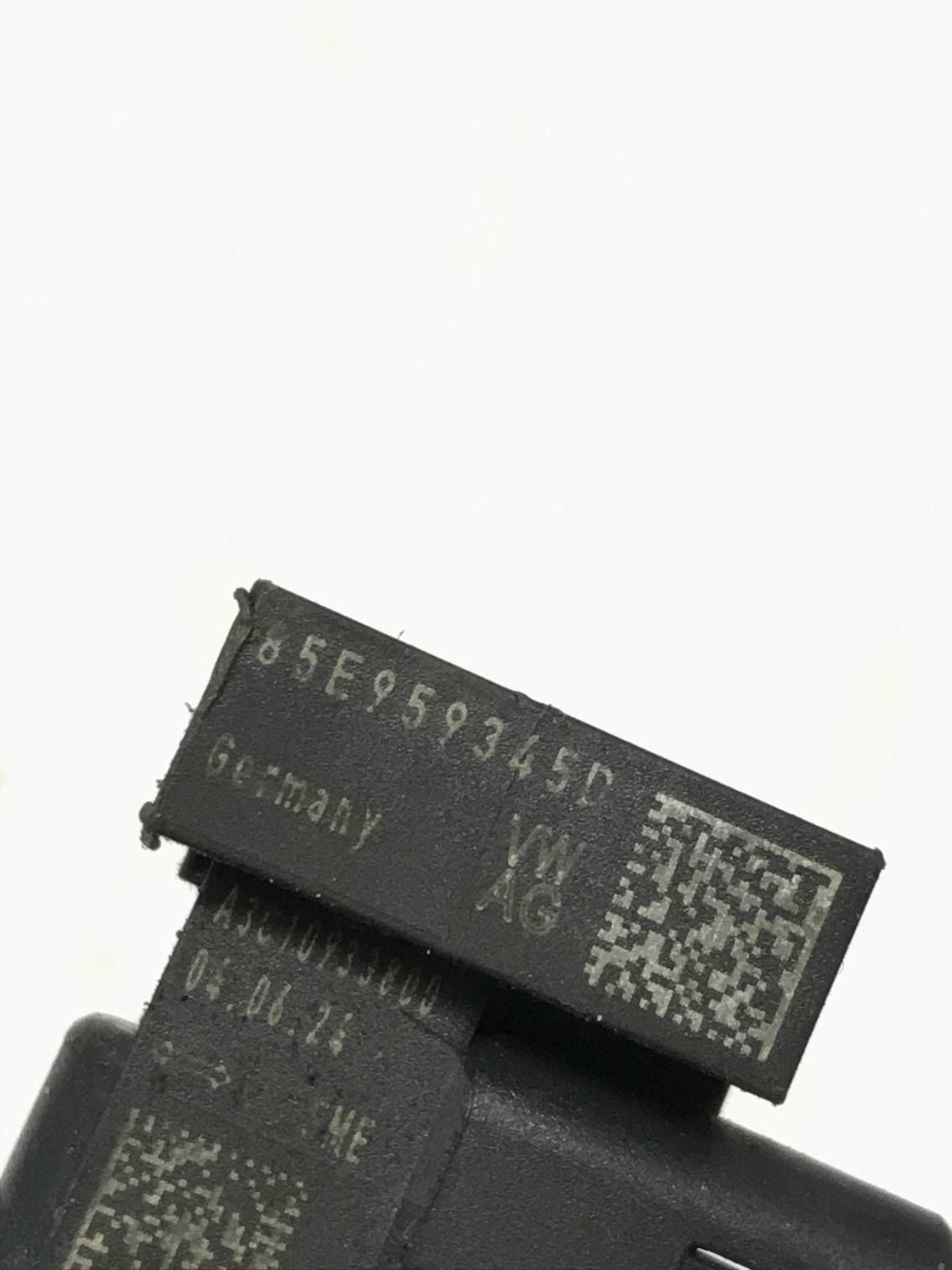 датчик удара переднего AIR vw Audi SKODA 85E959345D