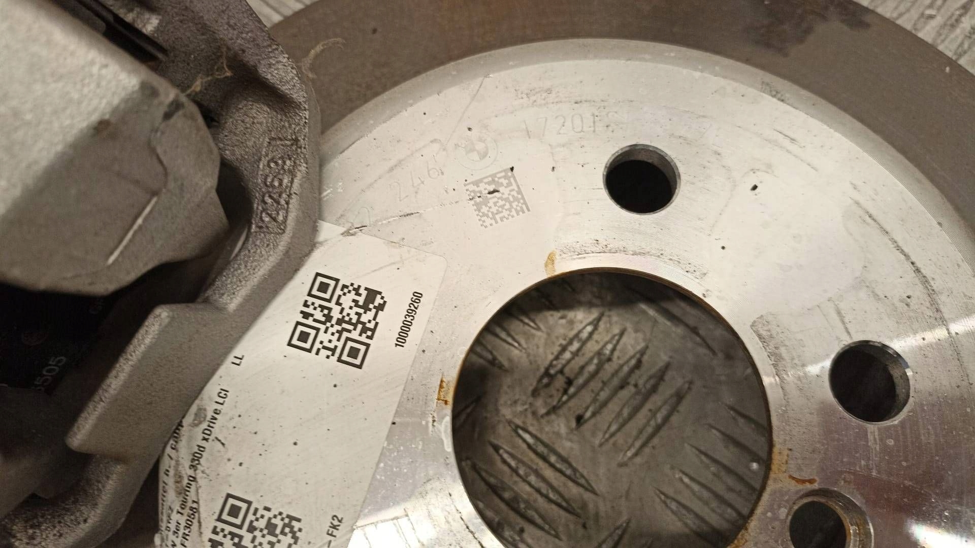 BMW G20 kotuče plotýnky třmeny záď 6882246 6882245 330X20