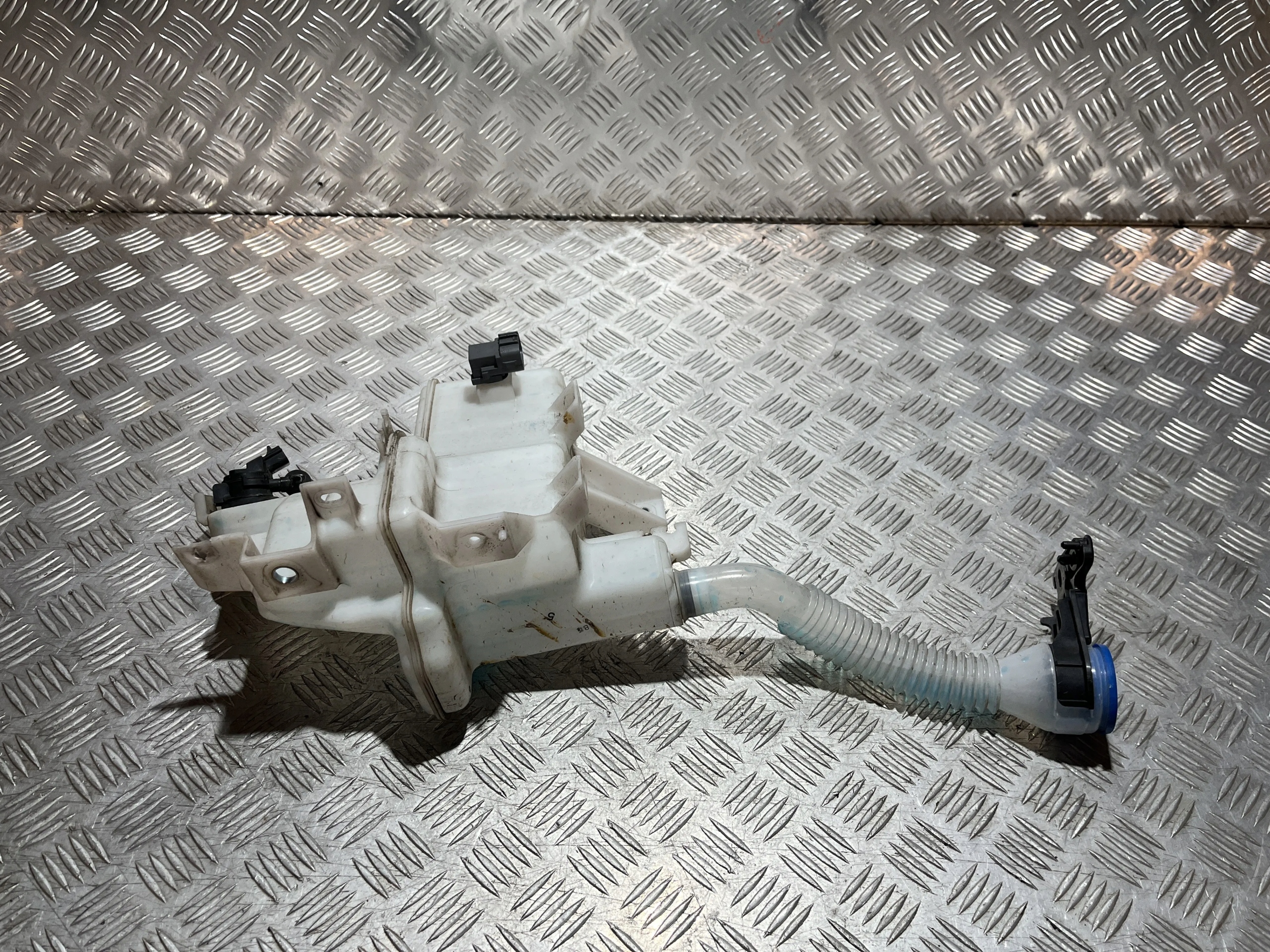 бачок омывателя mazda II KF 17-