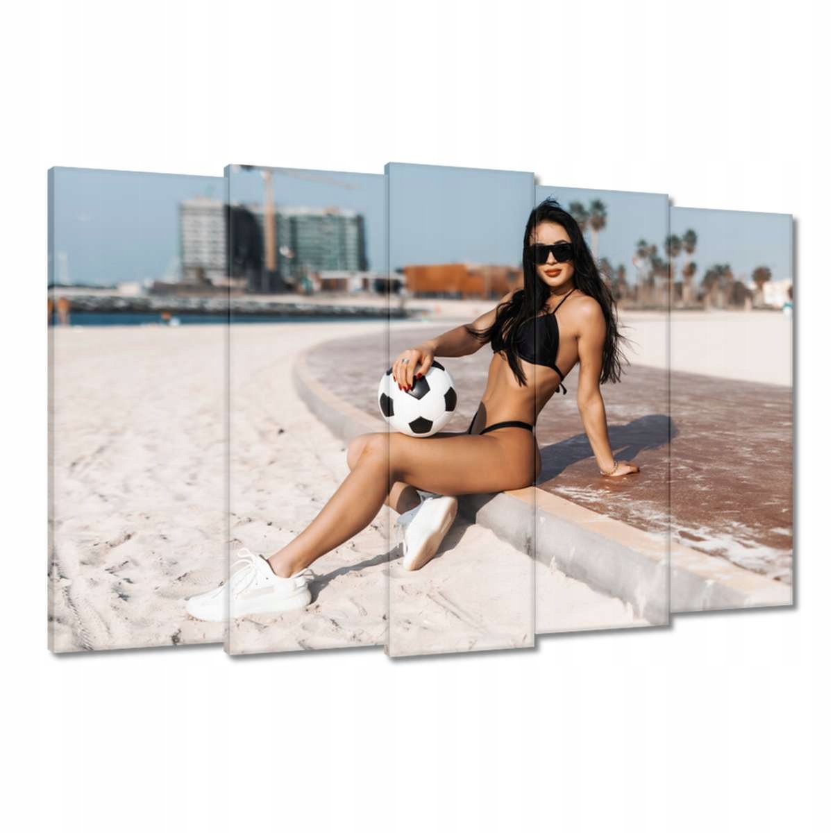 Obrazy 150x95 Holka s fotbalovým míčem