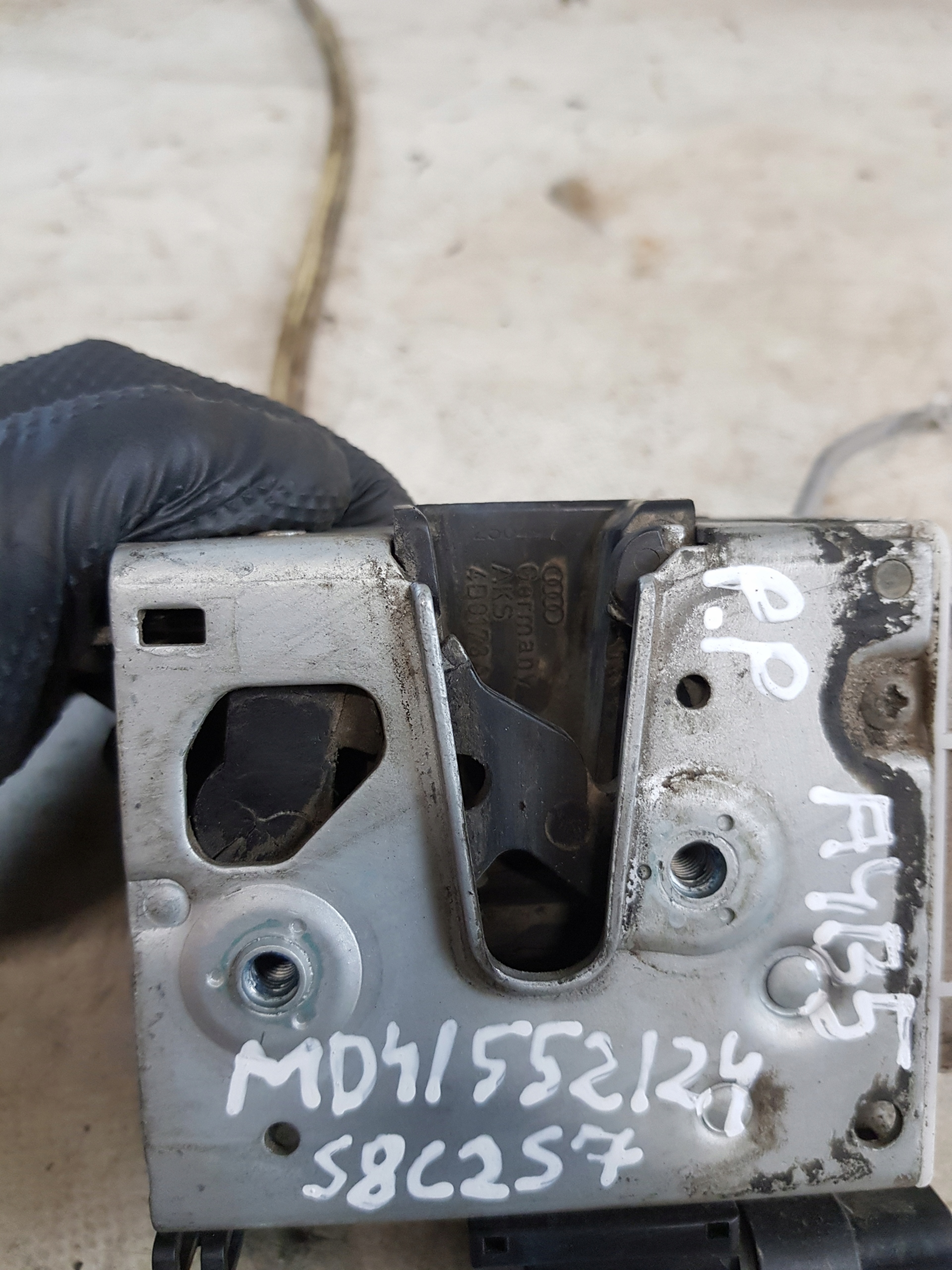lock door right front AUDI A4 B5 8D1837016E