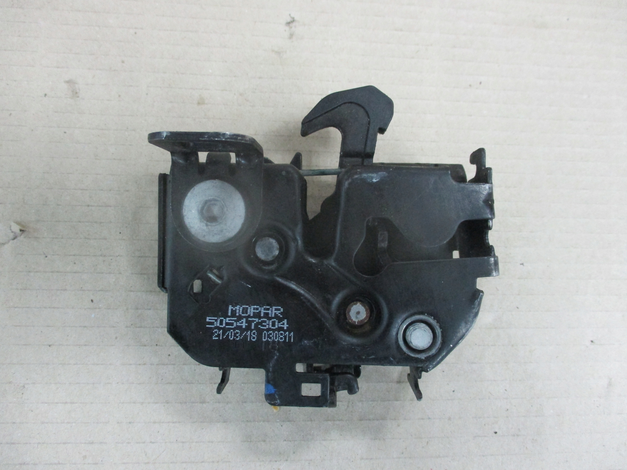 Замок капоту правий Alfa Romeo Giulia 50547304