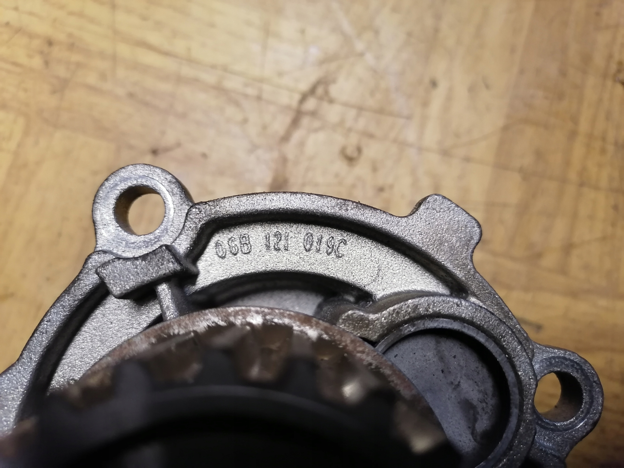 water pump AUDI VOLKSWAGEN 06B121019C