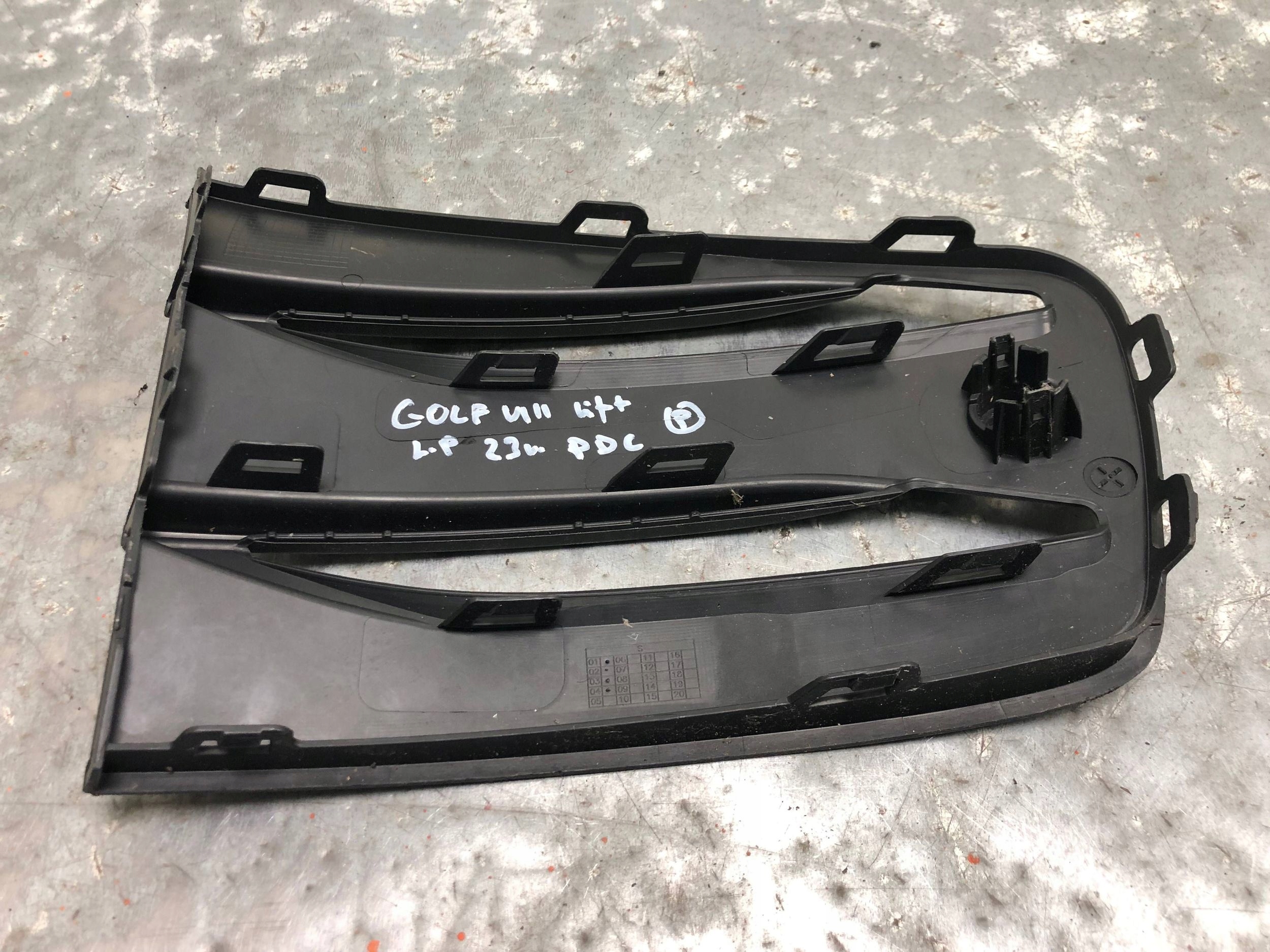 grid of a bumper left front PDC VW GOLF VIII LIFT 5H0853665P