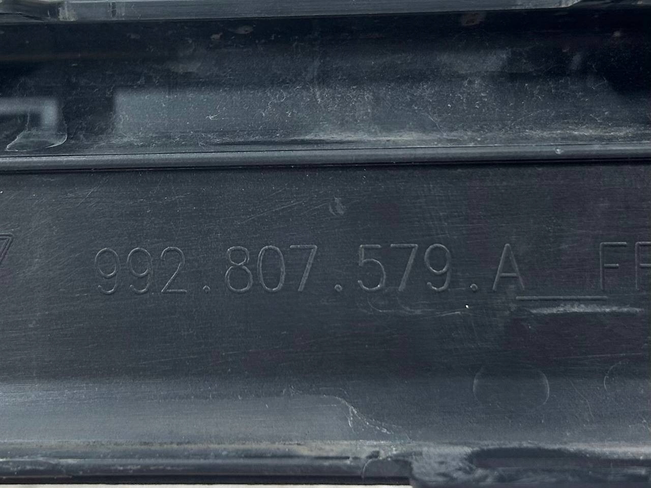 PORSCHE 911 CARRERA 992 2019-> grid bumper front 992807579A