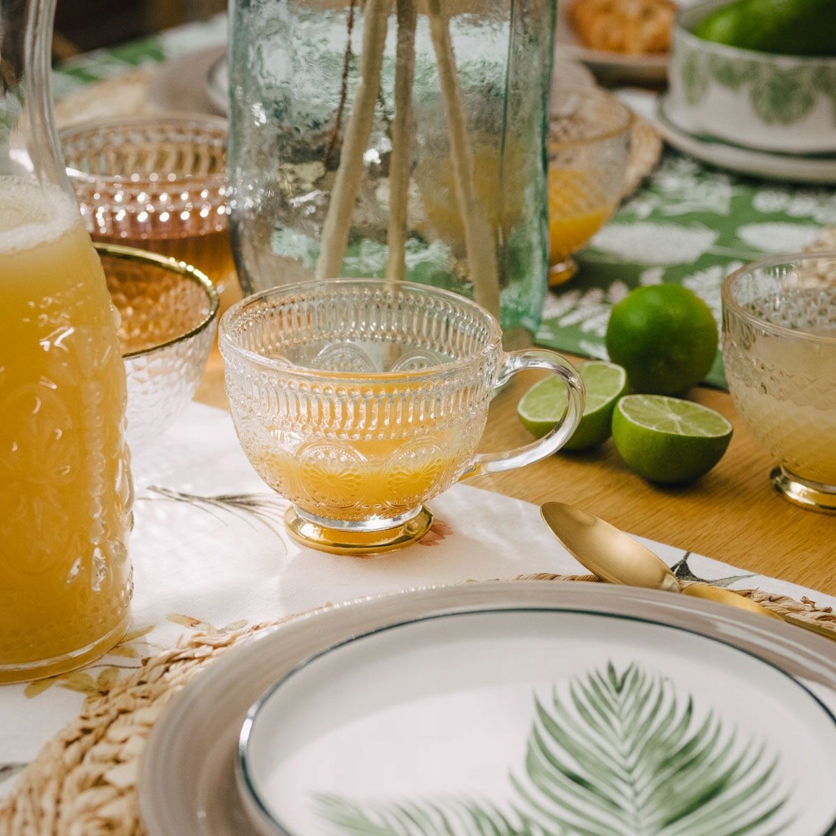 Filiżanka BARREL szklana złota nóżka 360ML HOMLA Materiał wykonania szkło