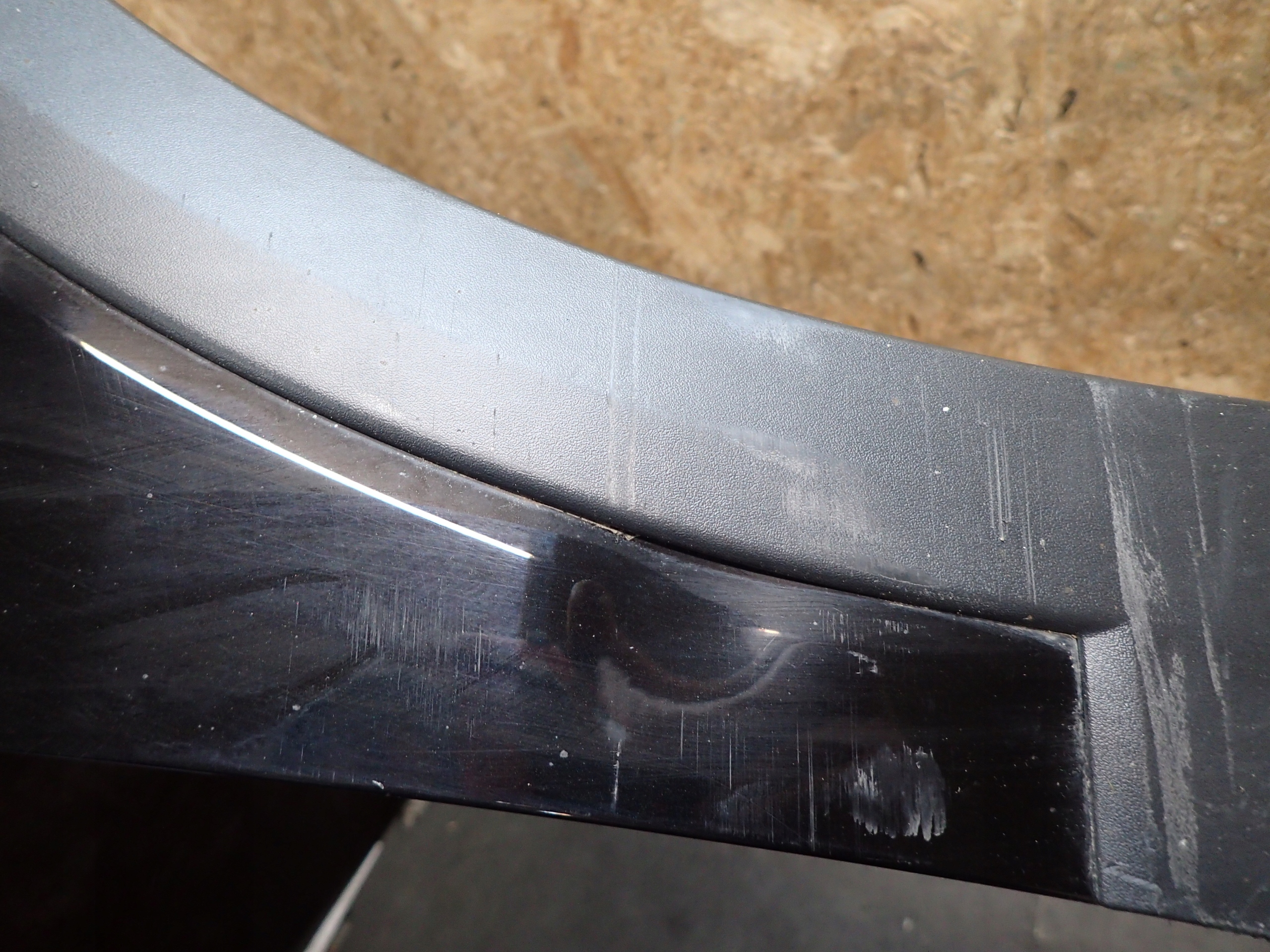 FENDER FRONT RIGHT SEAT ARONA