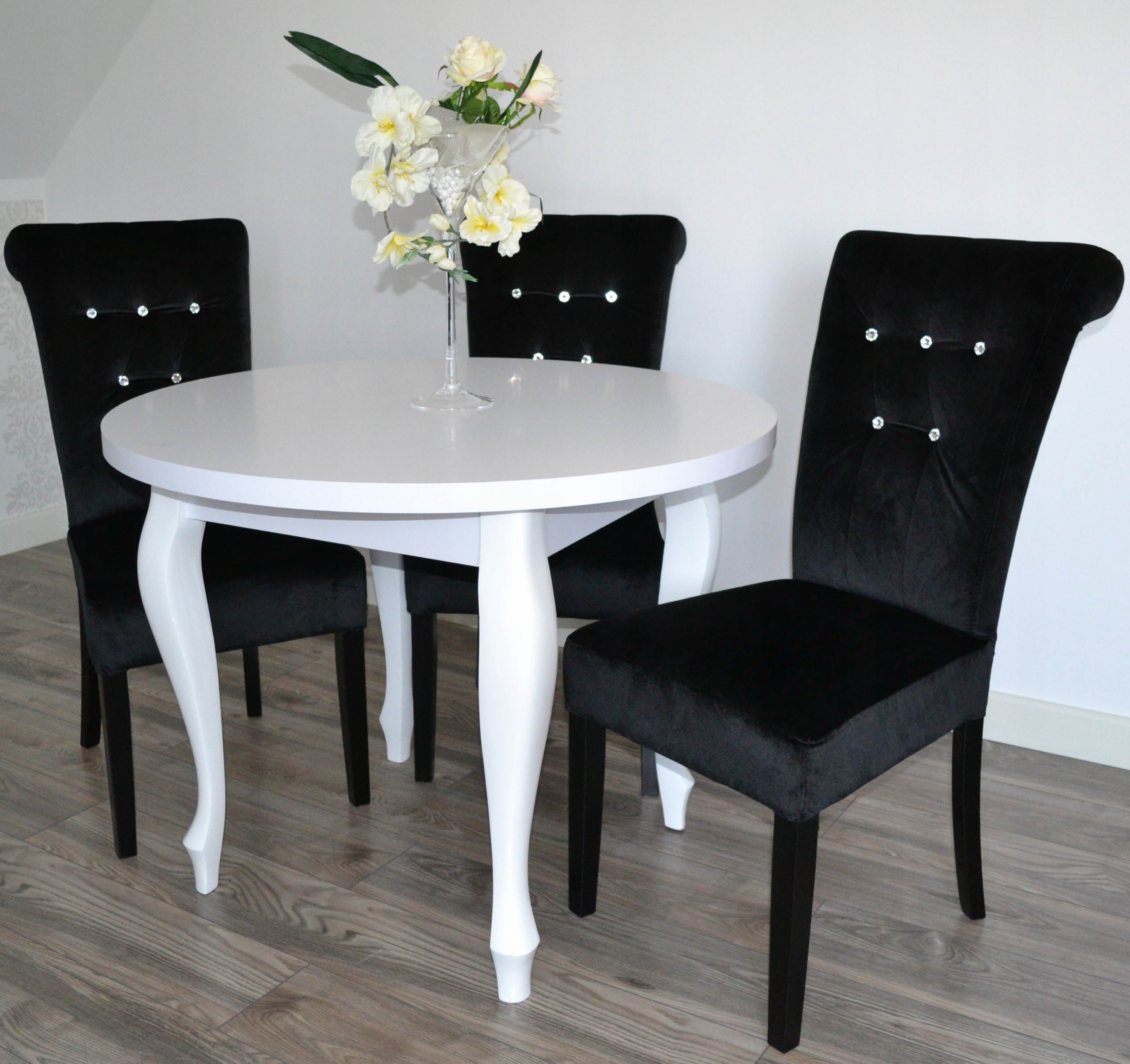 Stół okrągły biały matowy na czterech nogach Głębokość mebla 100 cm