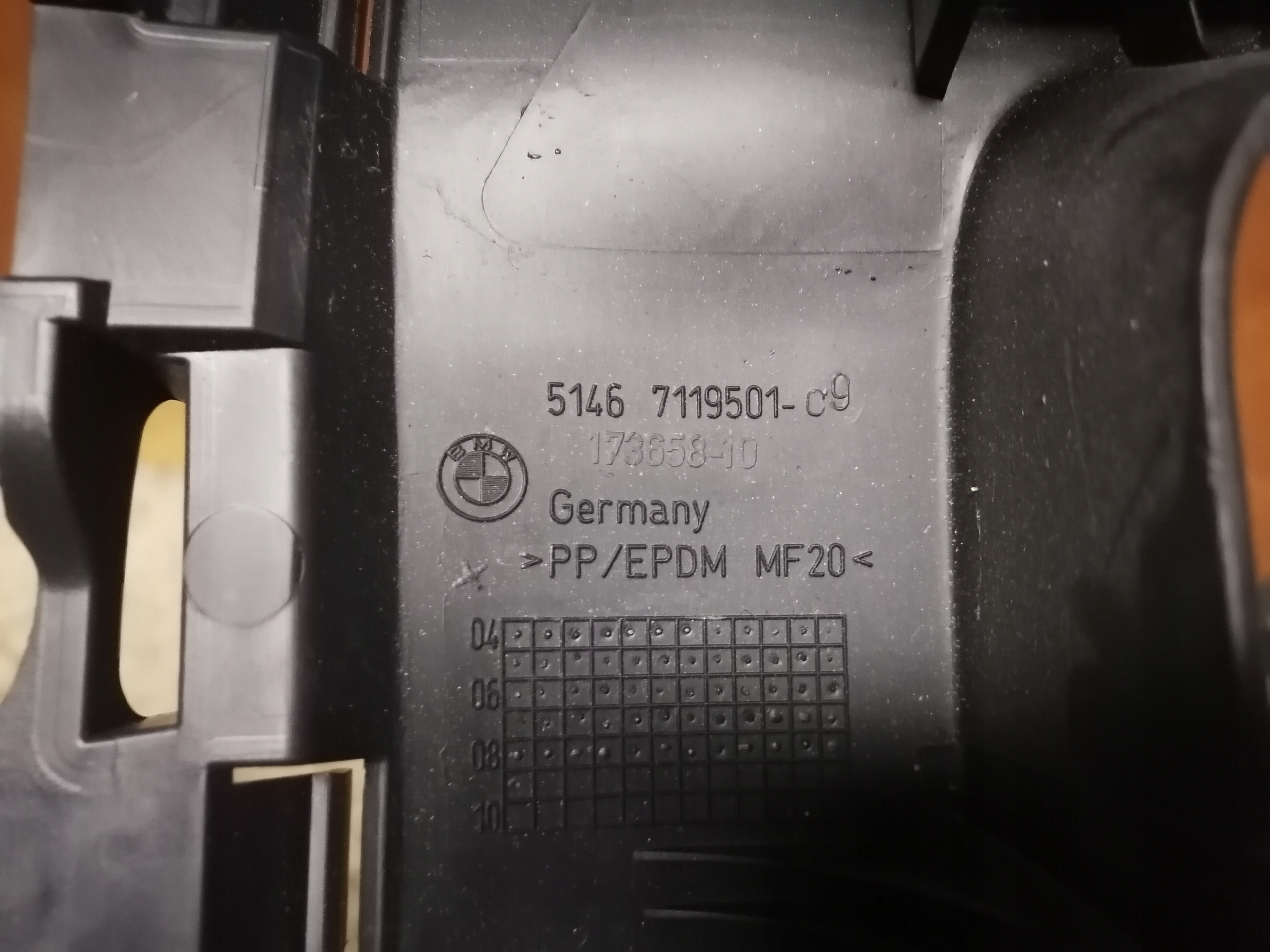 BMW 118D plastic left rear part 173658-10