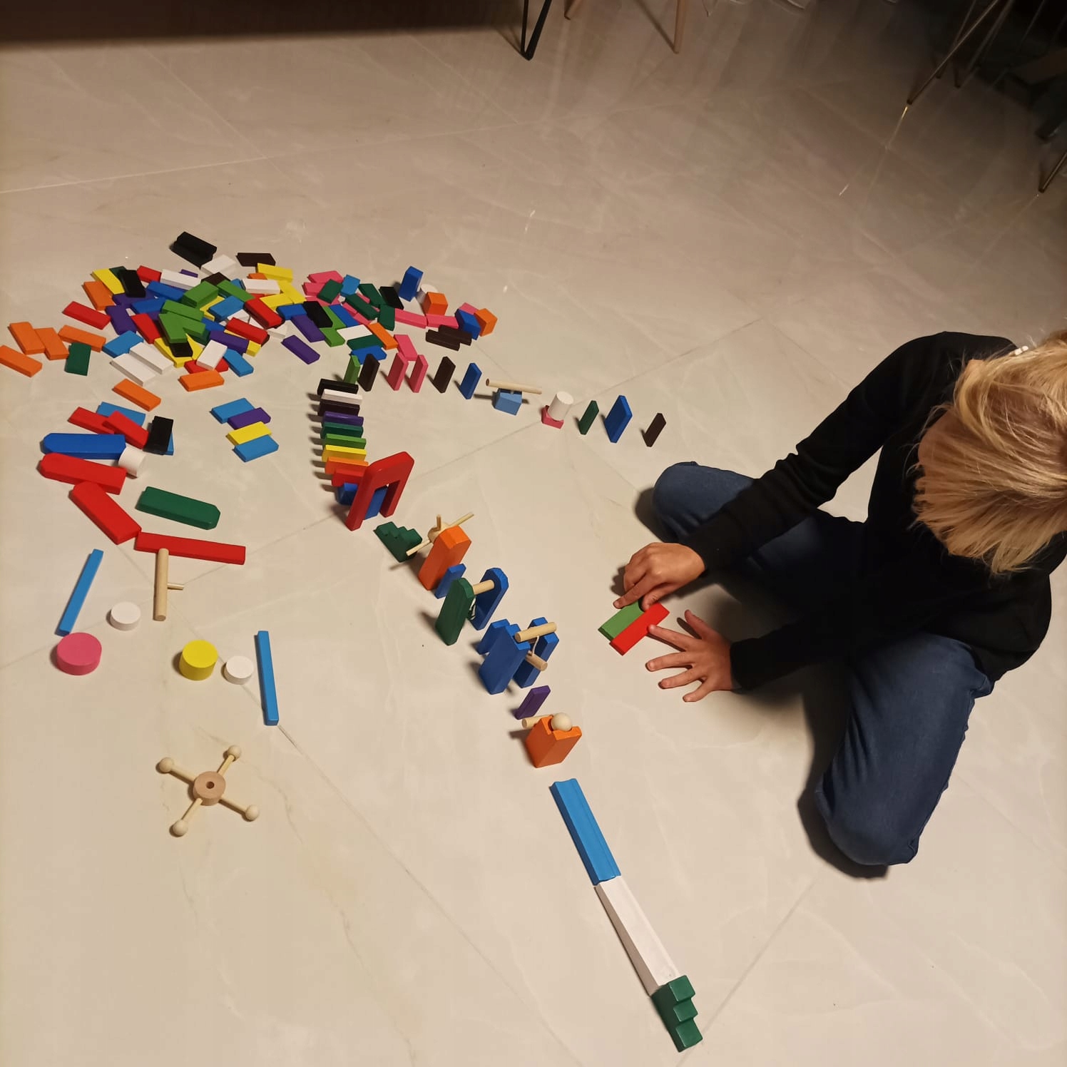 KLOCKI DREWNIANE DOMINO UKŁADANKA 407 ELEMENTÓW TORBA PREZENT dla 3 4 5 lat Liczba elementów 407 szt.