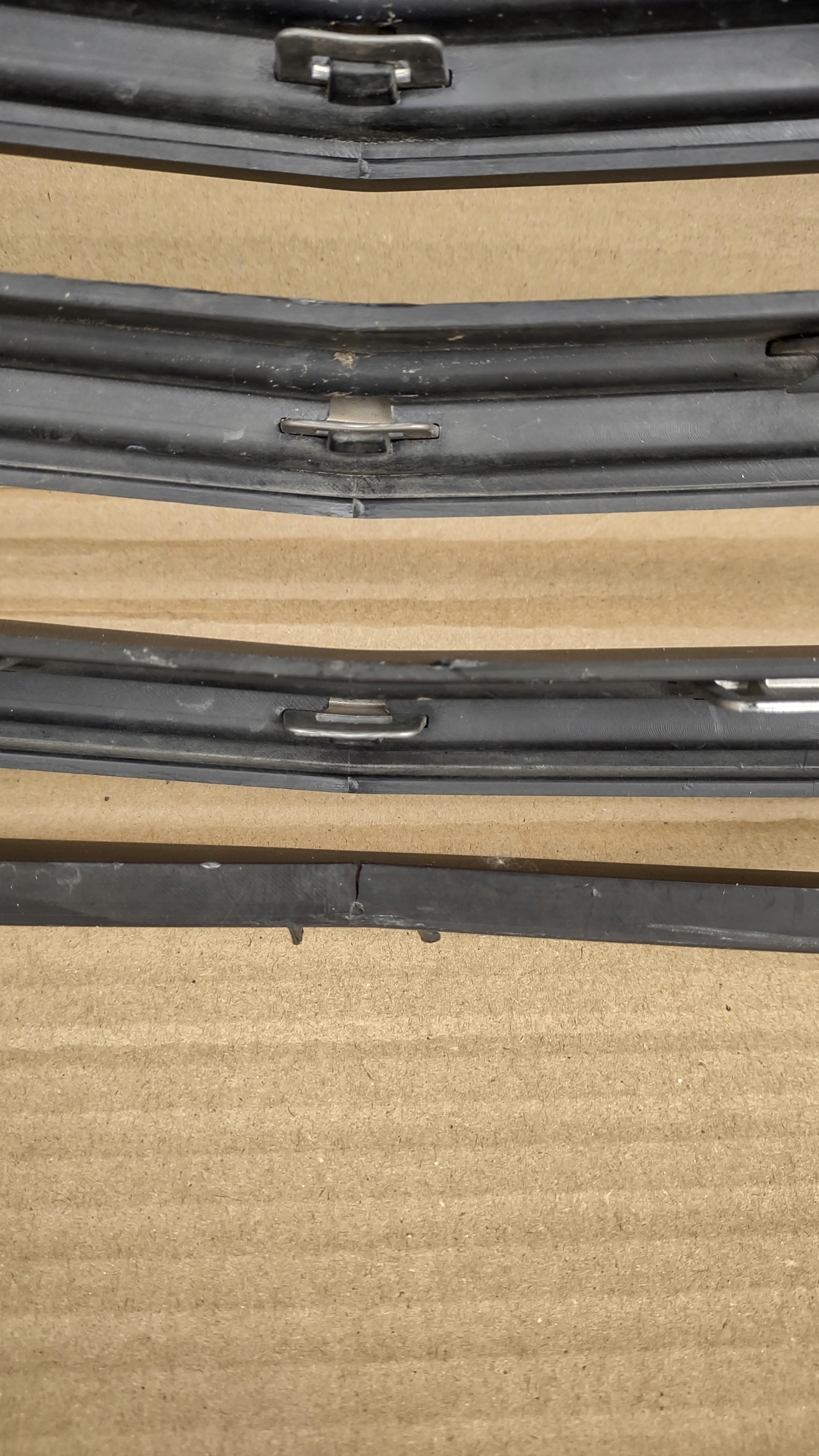 opel Vivaro II b 13- решетка радиатора 623105615R 93450928