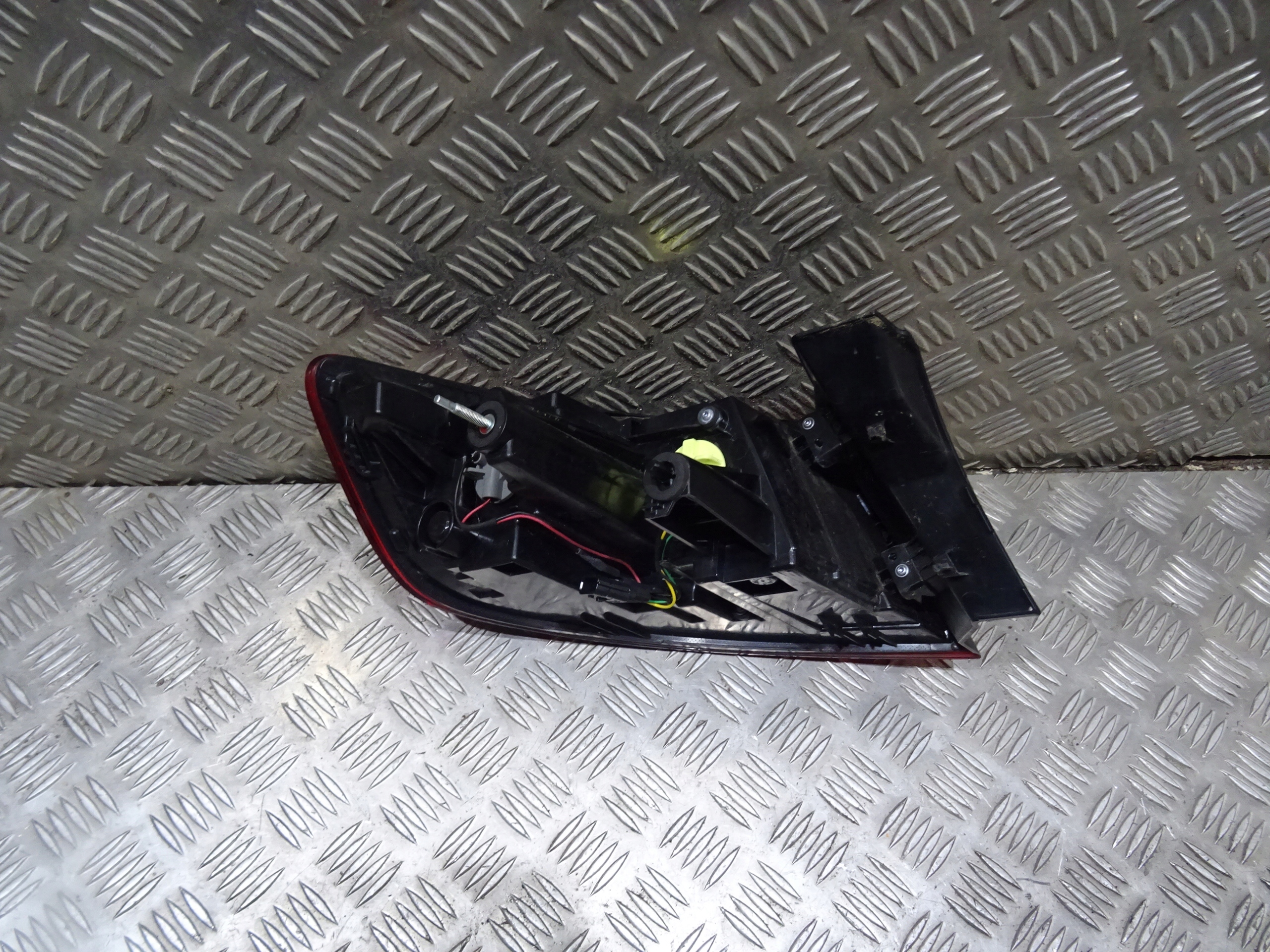 RENAULT ARKANA RS-LINE PRAWA TYLNA LAMPA IDEALNA Strona zabudowy prawa