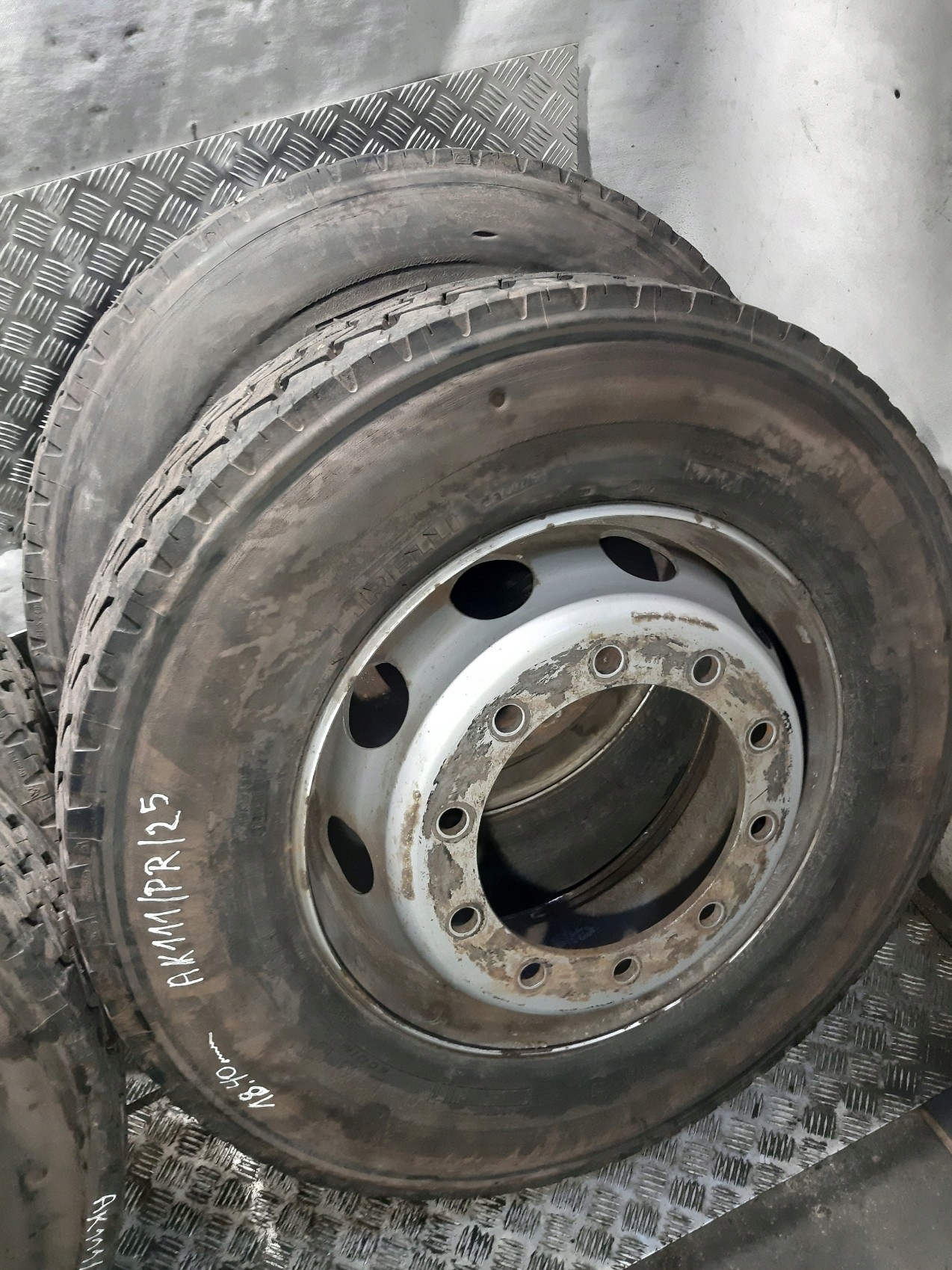 wheels discs tyres 4x RETREAD PIRELLI MC:01 275/70 R22.5