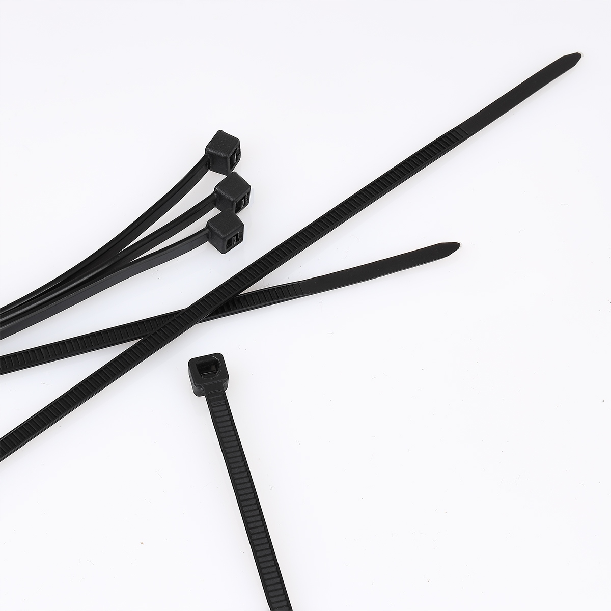 Opaski zaciskowe kablowe 3,6x300 mm czarny 100szt Kod producenta SKUX106905