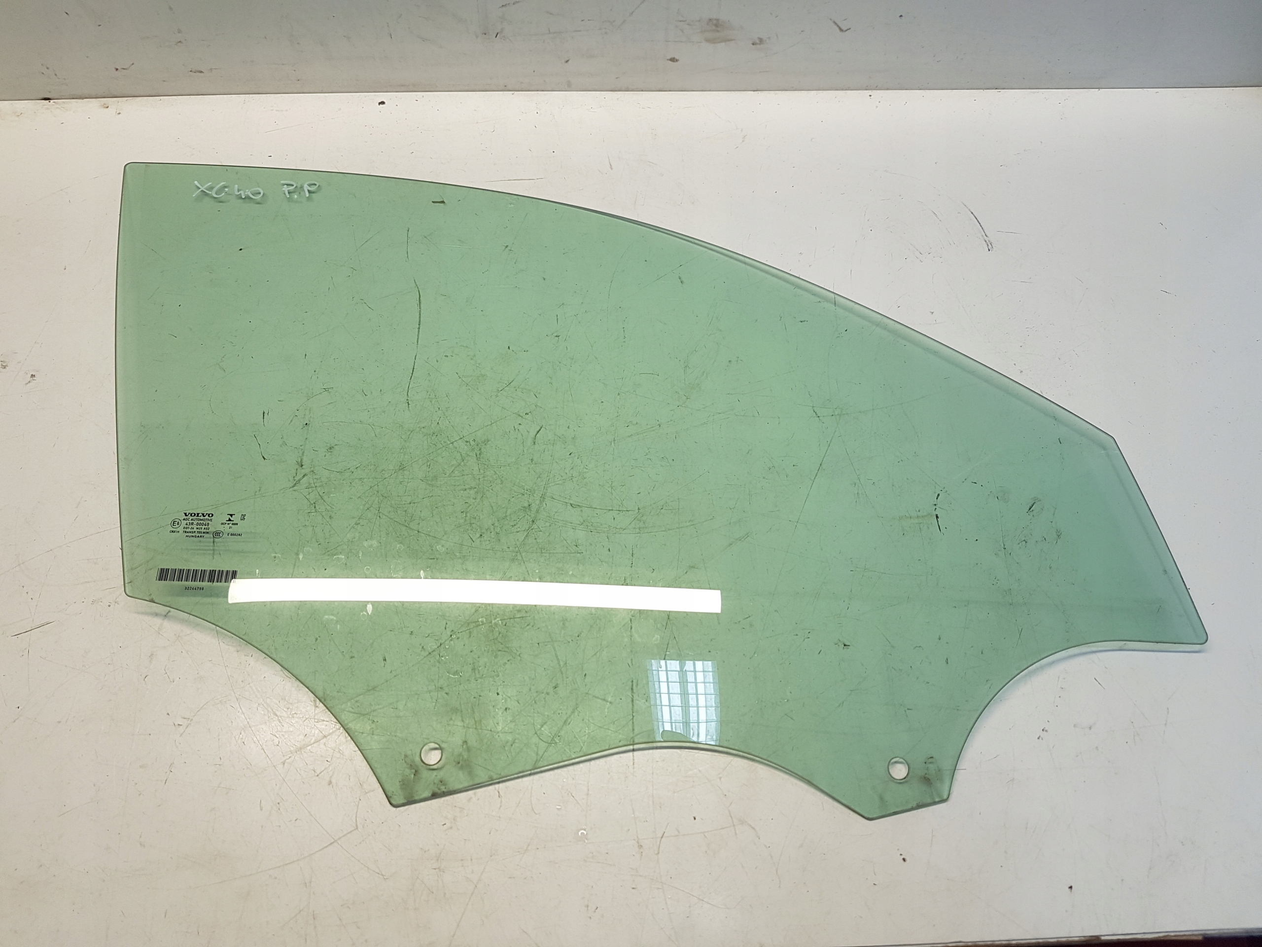 VOLVO XC40 стекло передней правой двери AS2 32244798