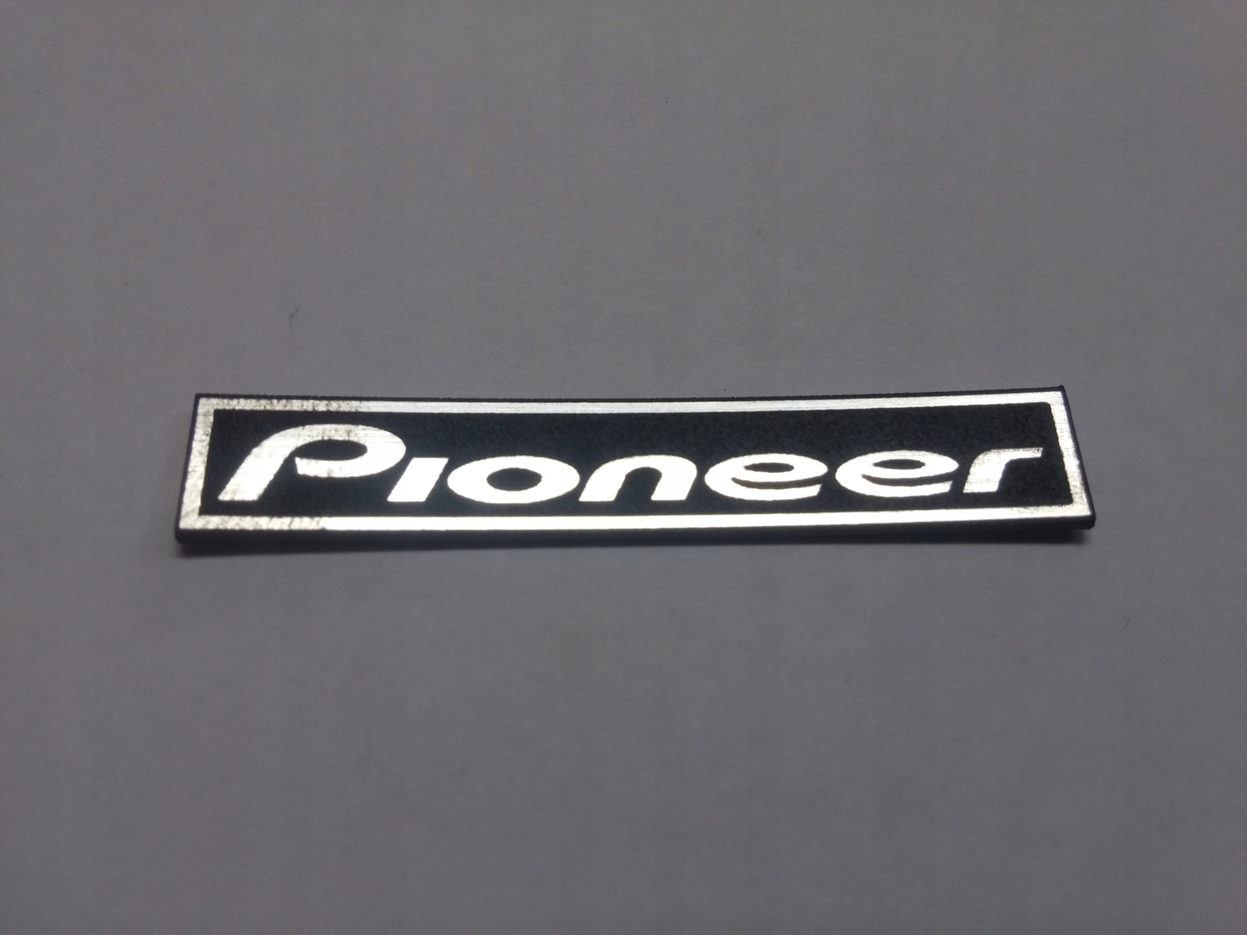 

Pioneer naklejka emblemat 50 x 9 mm *srebrna
