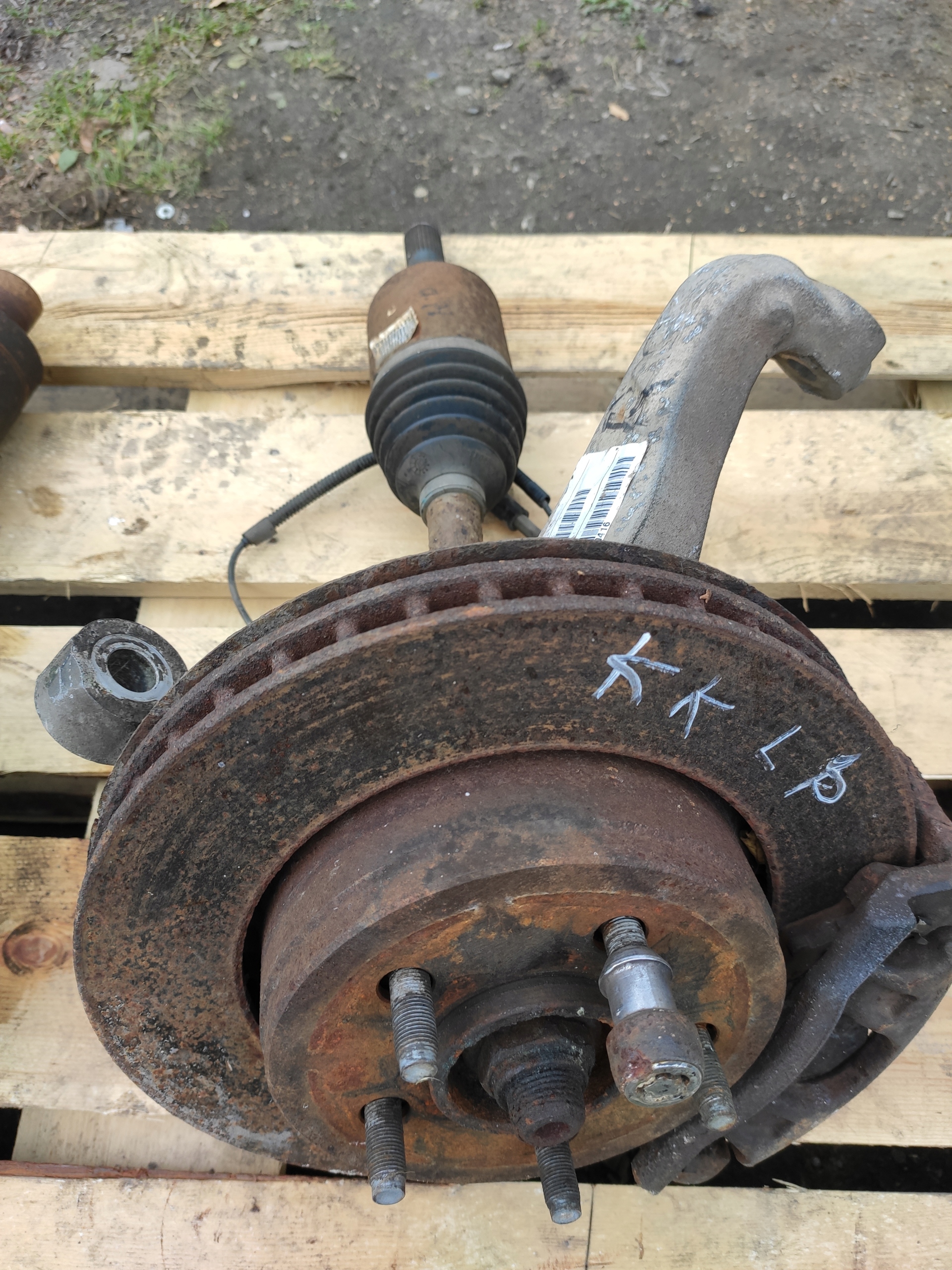 CHEROKEE LIBERTY KK 2.8 07-12r. поворотный кулак, цапфа полуось диск суппорт перед