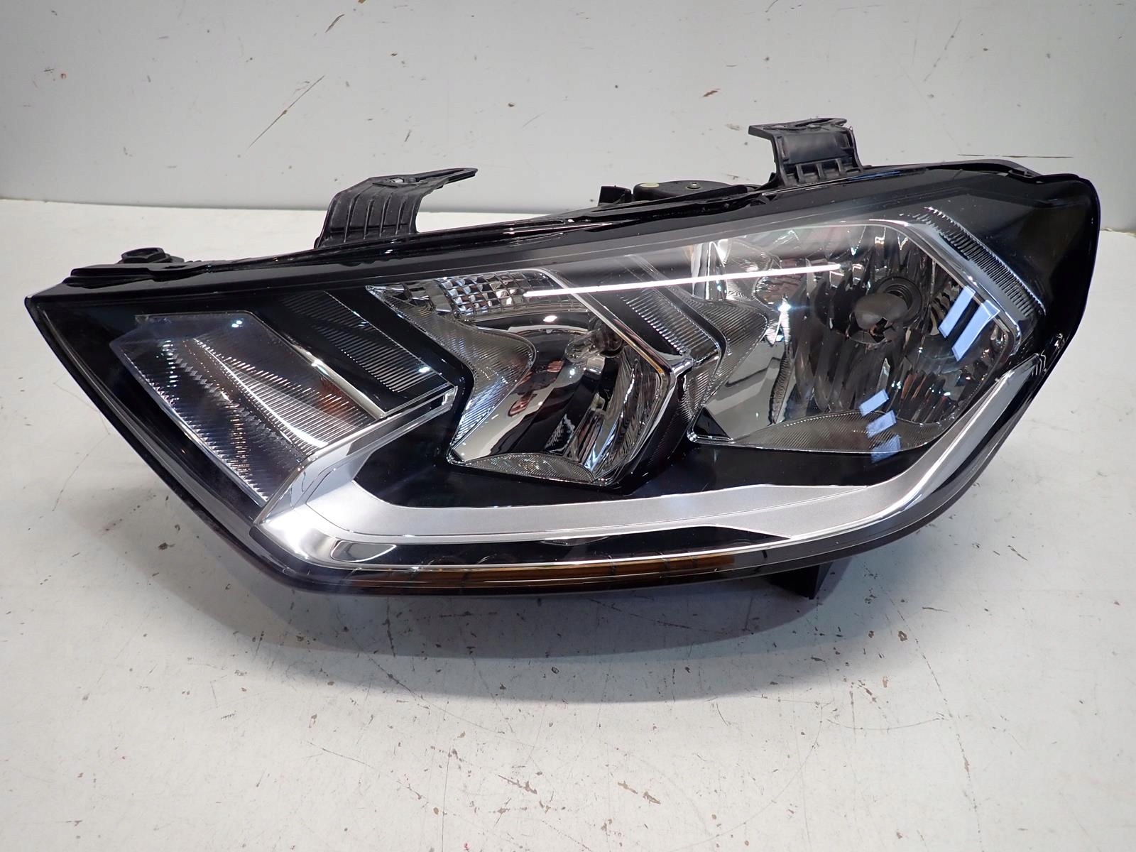 light front front left AUDI A1 II 18- 82A941003