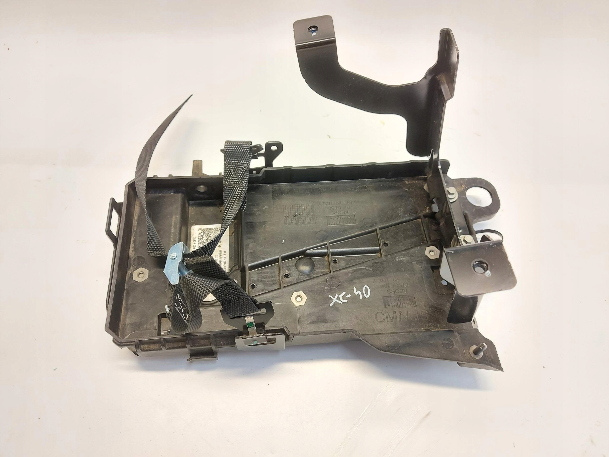 Volvo XC40 D3 Grundlage Halter akumulatora 32348534