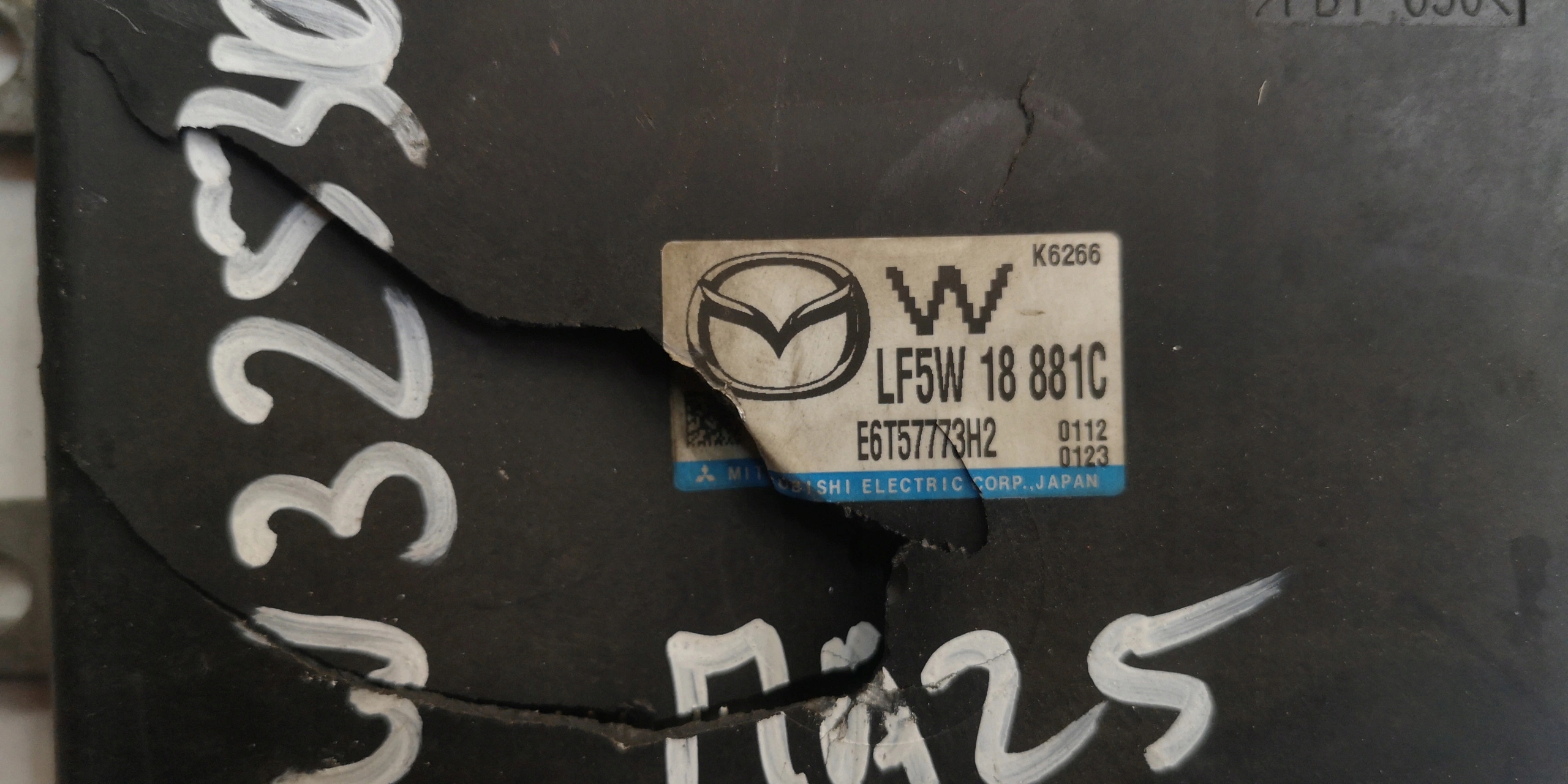 MAZDA 5 ECU computer E6T57773H2 LF5W 18 881C