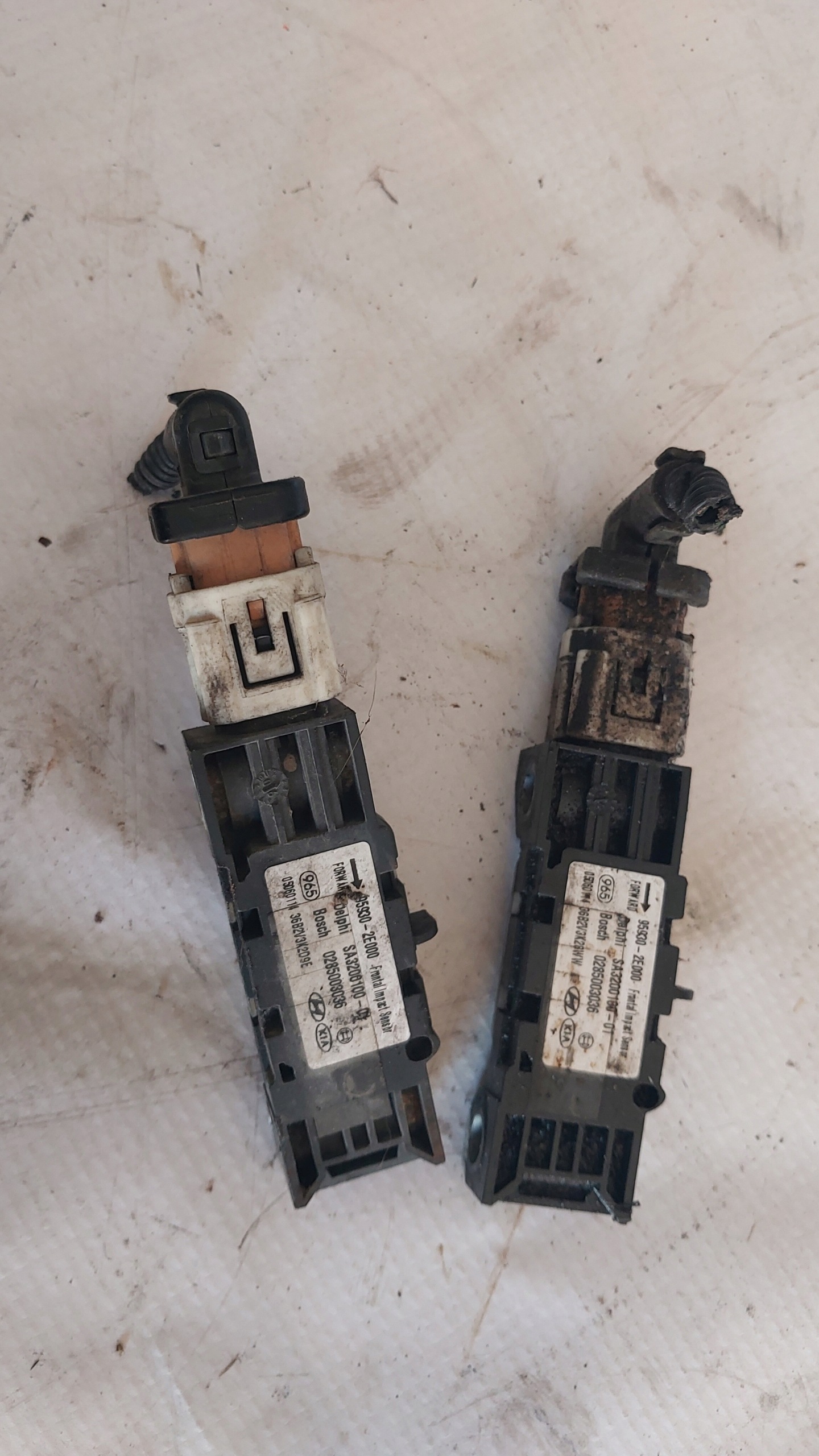 Hyundai KIA OE 95930-2E000 0285003061 impact sensor