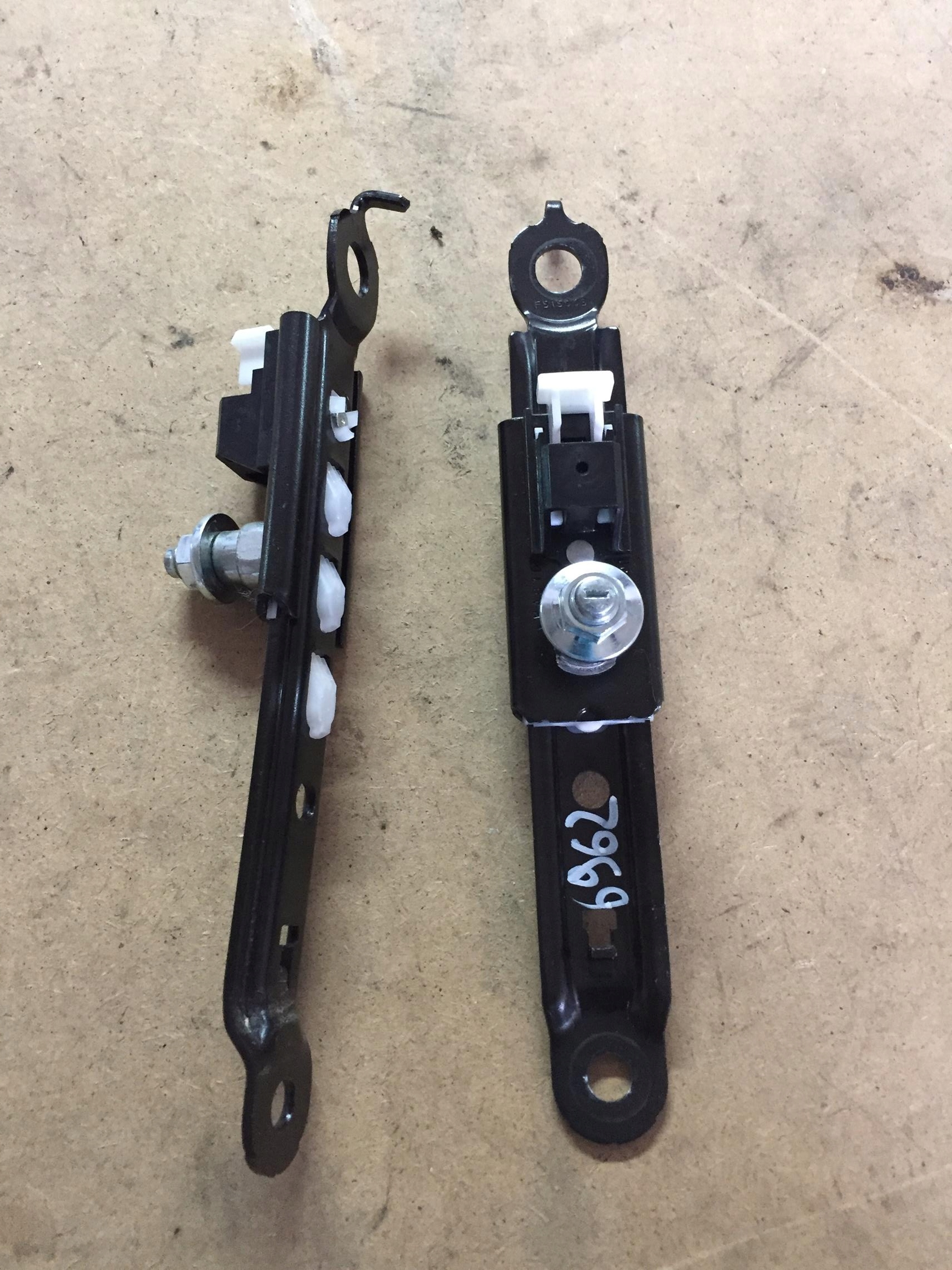 TOYOTA COROLLA E21 2018-повзунок ременя безпеки