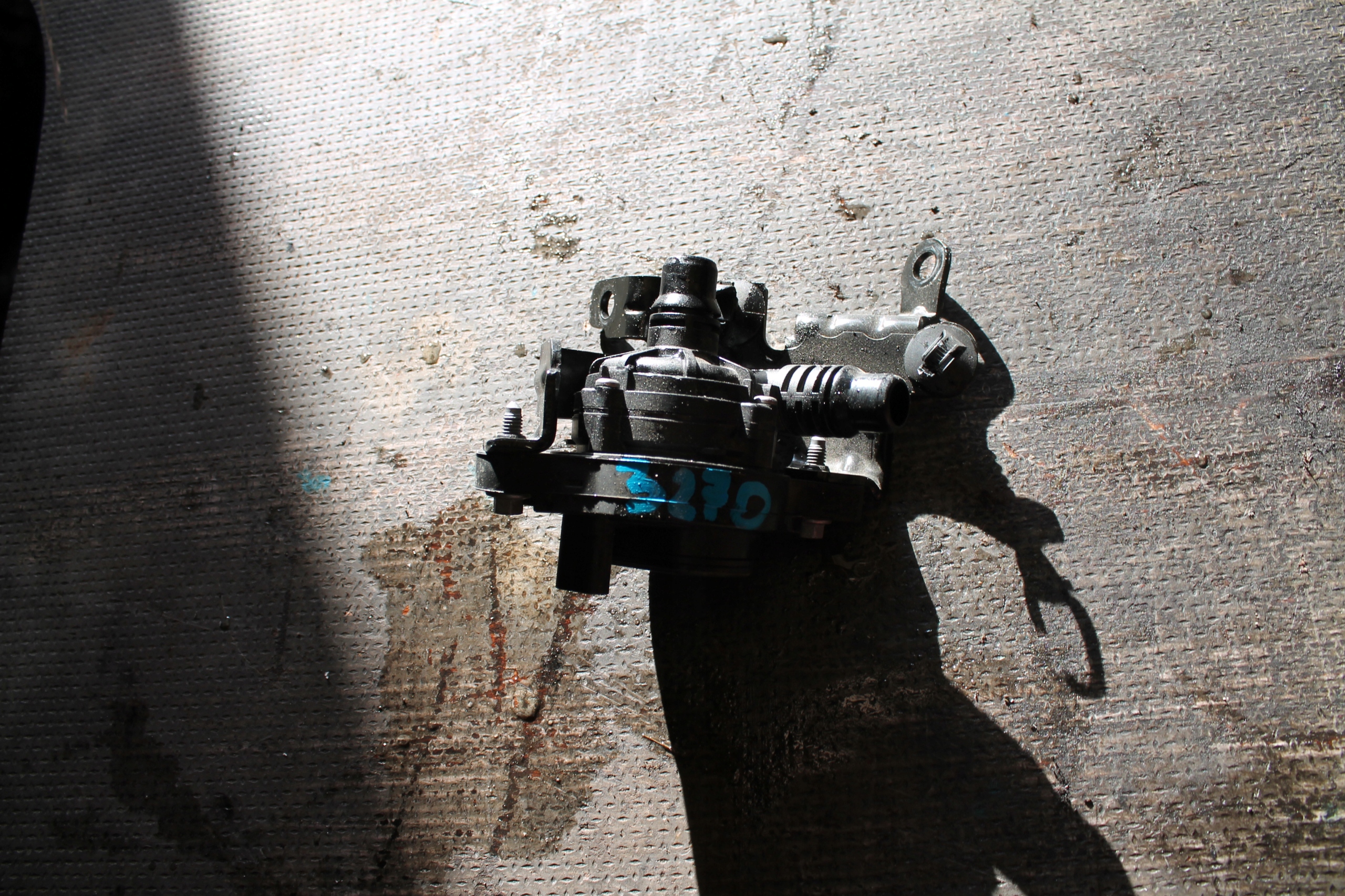 3270. water pump PEUGEOT 9832060580
